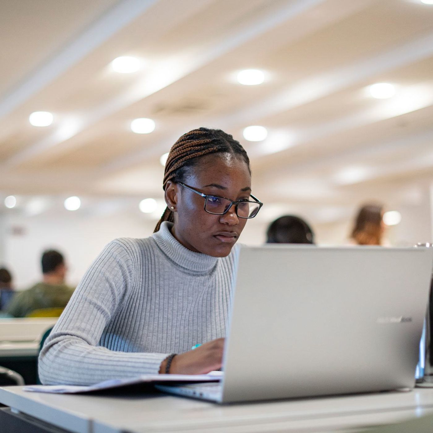 Desigualdades persistentes privam jovens de trabalho digno na África Ocidental episode artwork