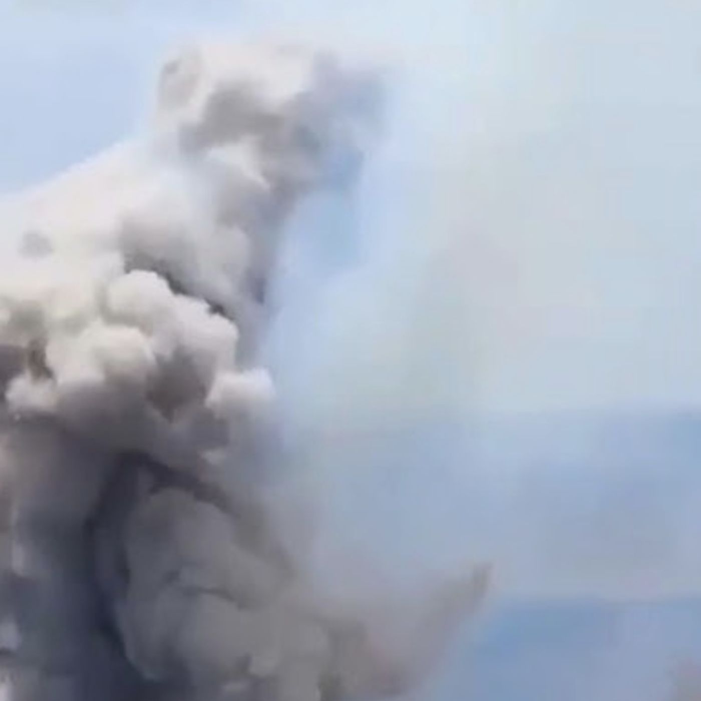 AYL. 🚨 ¡EMERGENCIA EN SANTORINI! 🌋😱 Masiva EVACUACIÓN por ENJAMBRE SÍSMICO ⚠️🔥 episode artwork