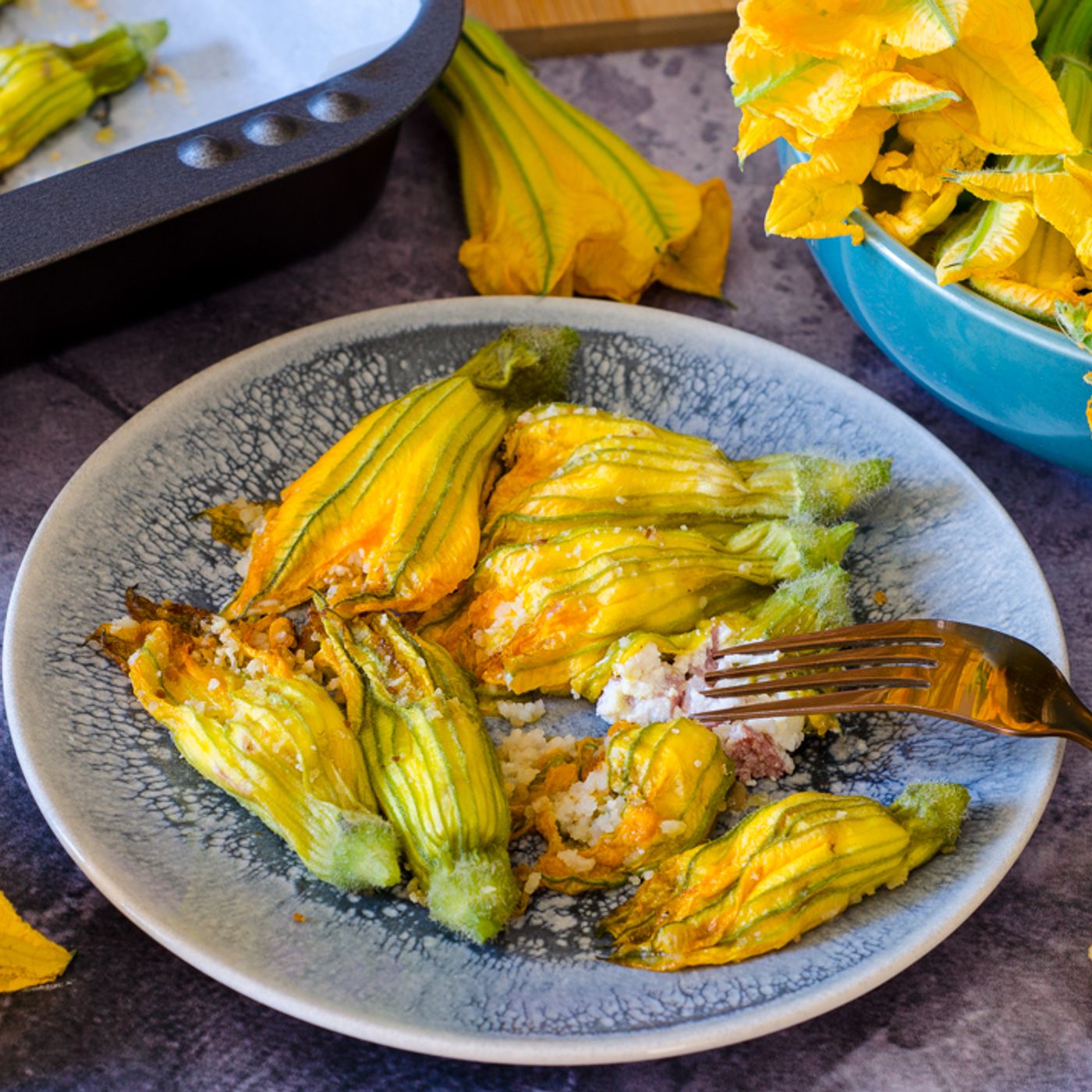 Fiori di zucca ripieni di ricotta e mortadella al forno, saporiti e facili da preparare episode artwork