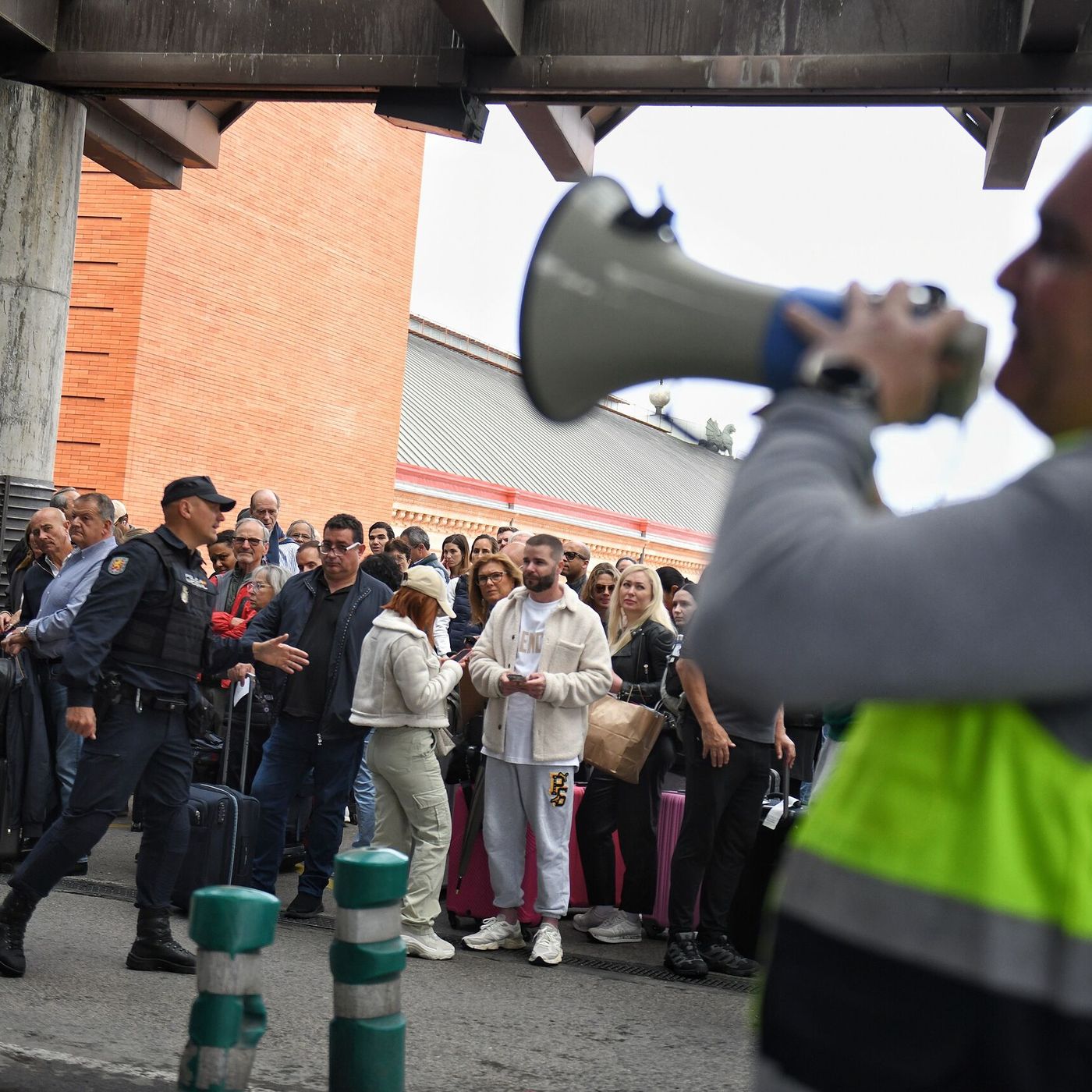 Las Noticias de La Mañana: Renfe culpa a Iryo del caos