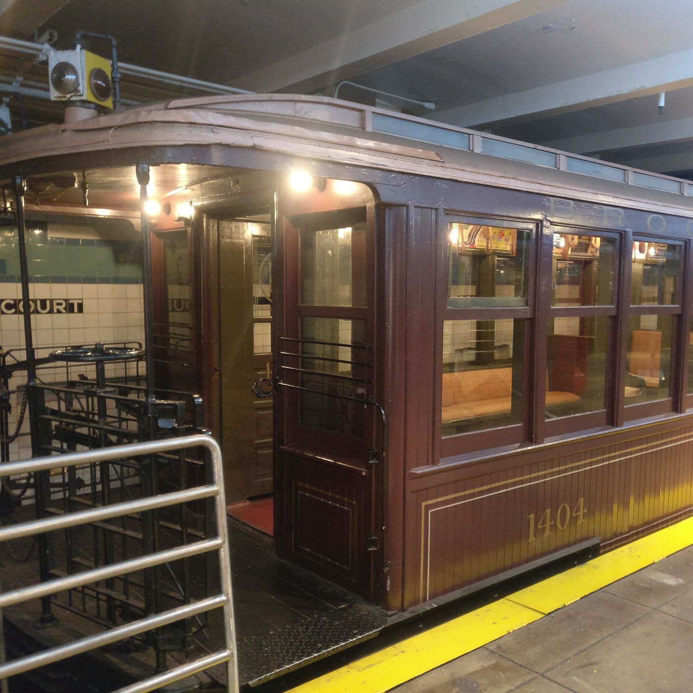 NYC Transit Museum. Viaje en el tiempo sobre raíles