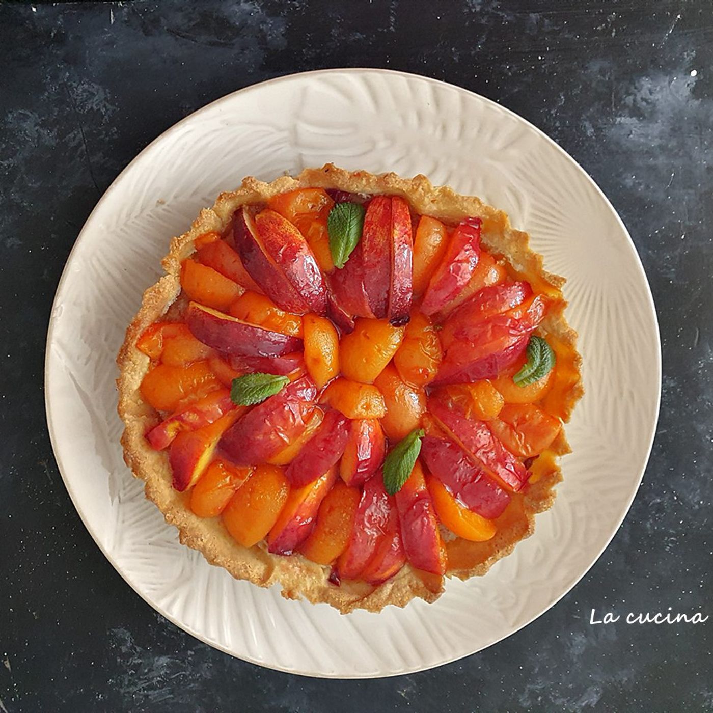 Crostata con crema alle mandorle, pesche e albicocche episode artwork