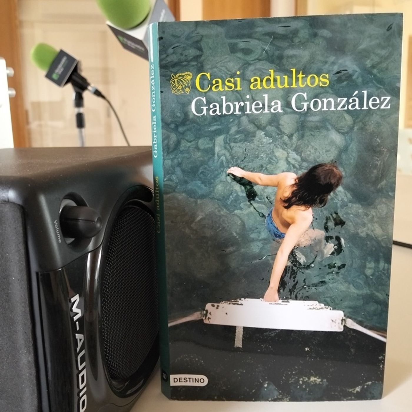 Gabriela González con 'Casi adultos' episode artwork