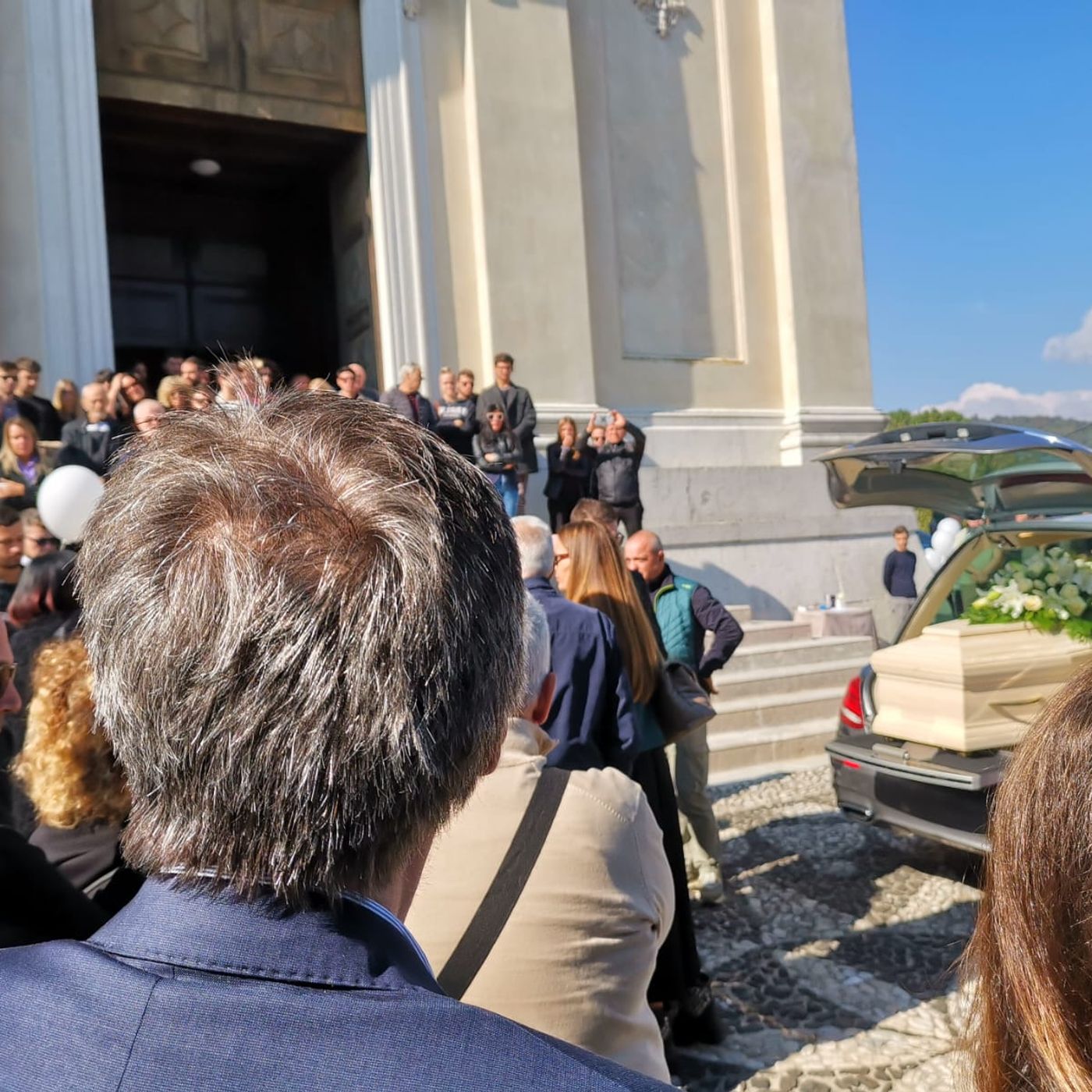 L’addio fra le lacrime ad Alessandro Munerato: “Il tuo amore lascia ricordi che nessuno può cancellare”
