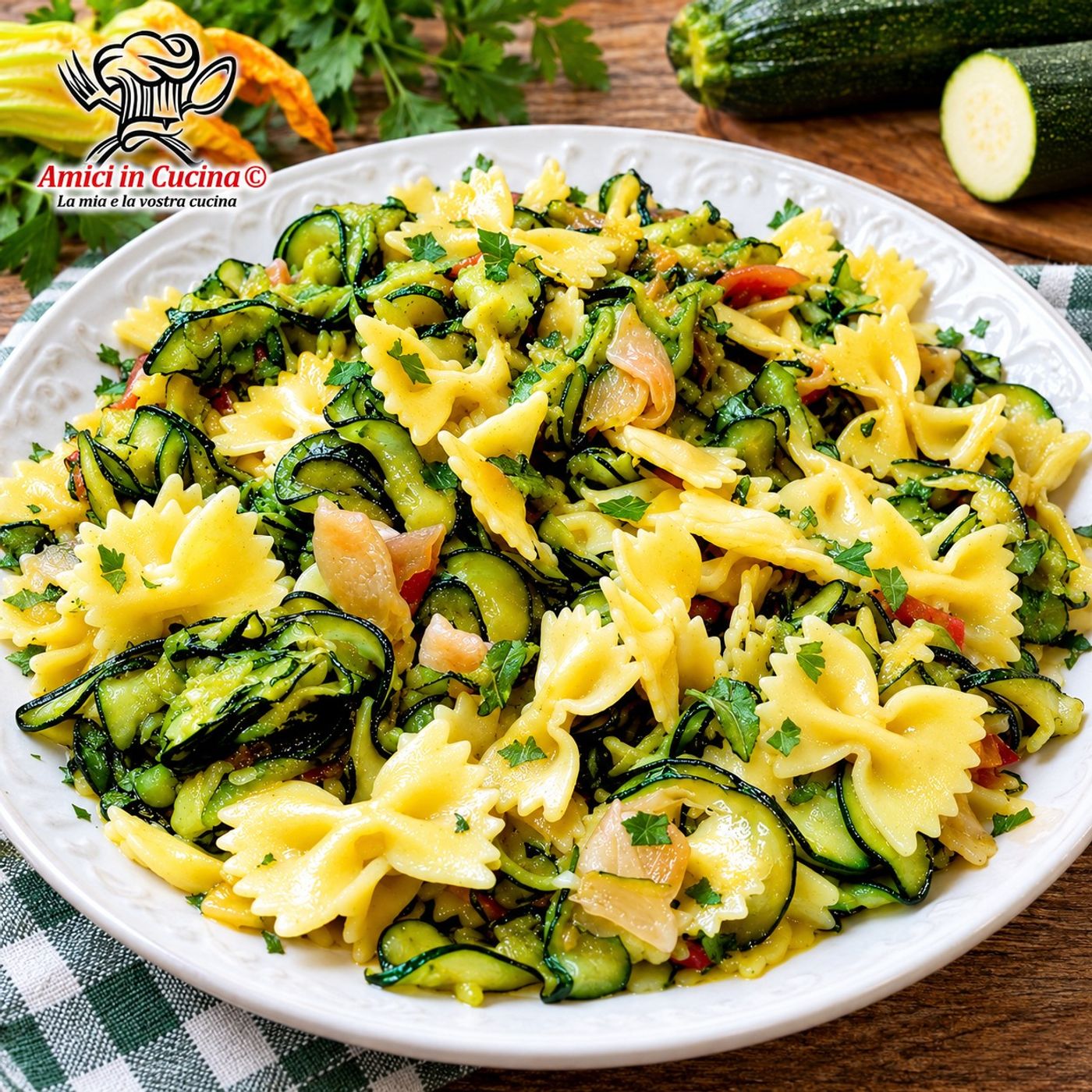 Farfalle con zucchine, Provolone del Monaco e speck croccante