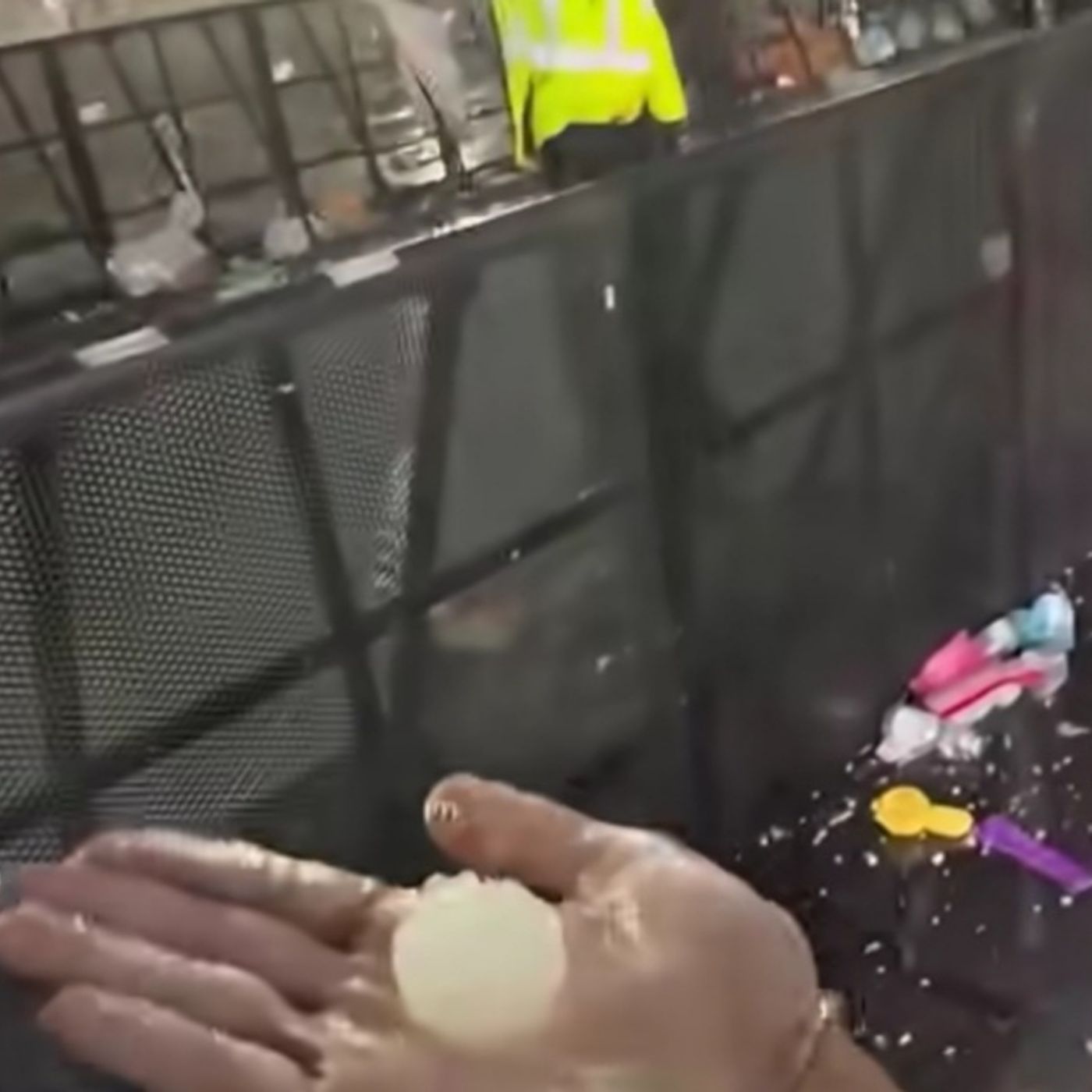 Maltempo a Milano, evacuato il concerto di Bad Bunny. Feriti alcuni spettatori episode artwork