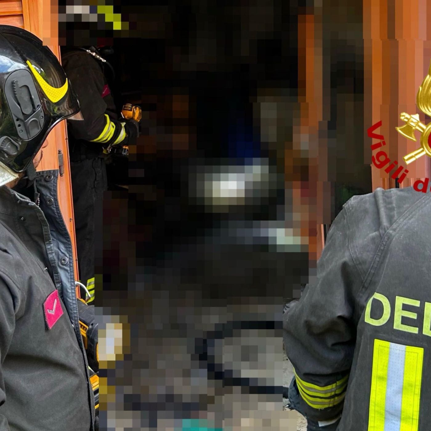 Incendio in casa, cucina distrutto: una persona ferita nel tentativo di spegnere le fiamme episode artwork