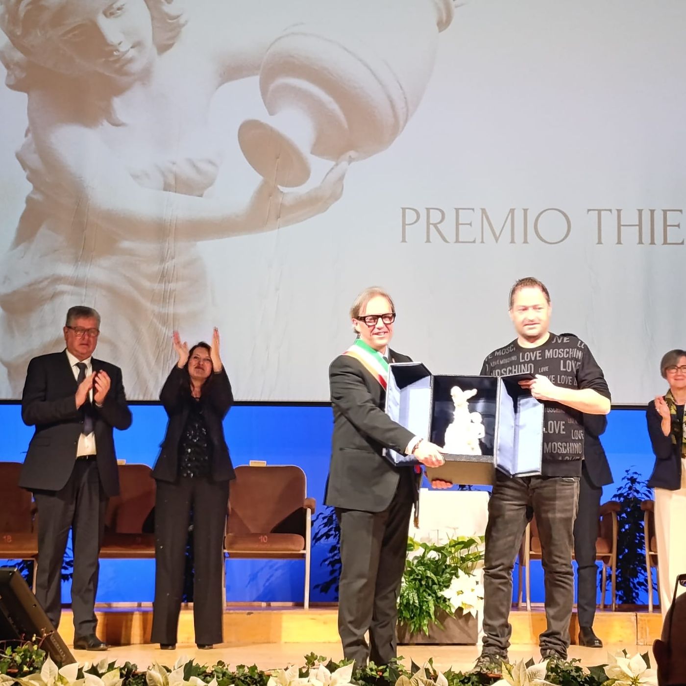 Il Premio Thiene alla solidarietà dell’Emporio Olmo. Premio speciale a Silvia Ziche Il Premio Thiene alla solidarietà dell’Emporio Olmo. Premio speciale a Silvia Ziche