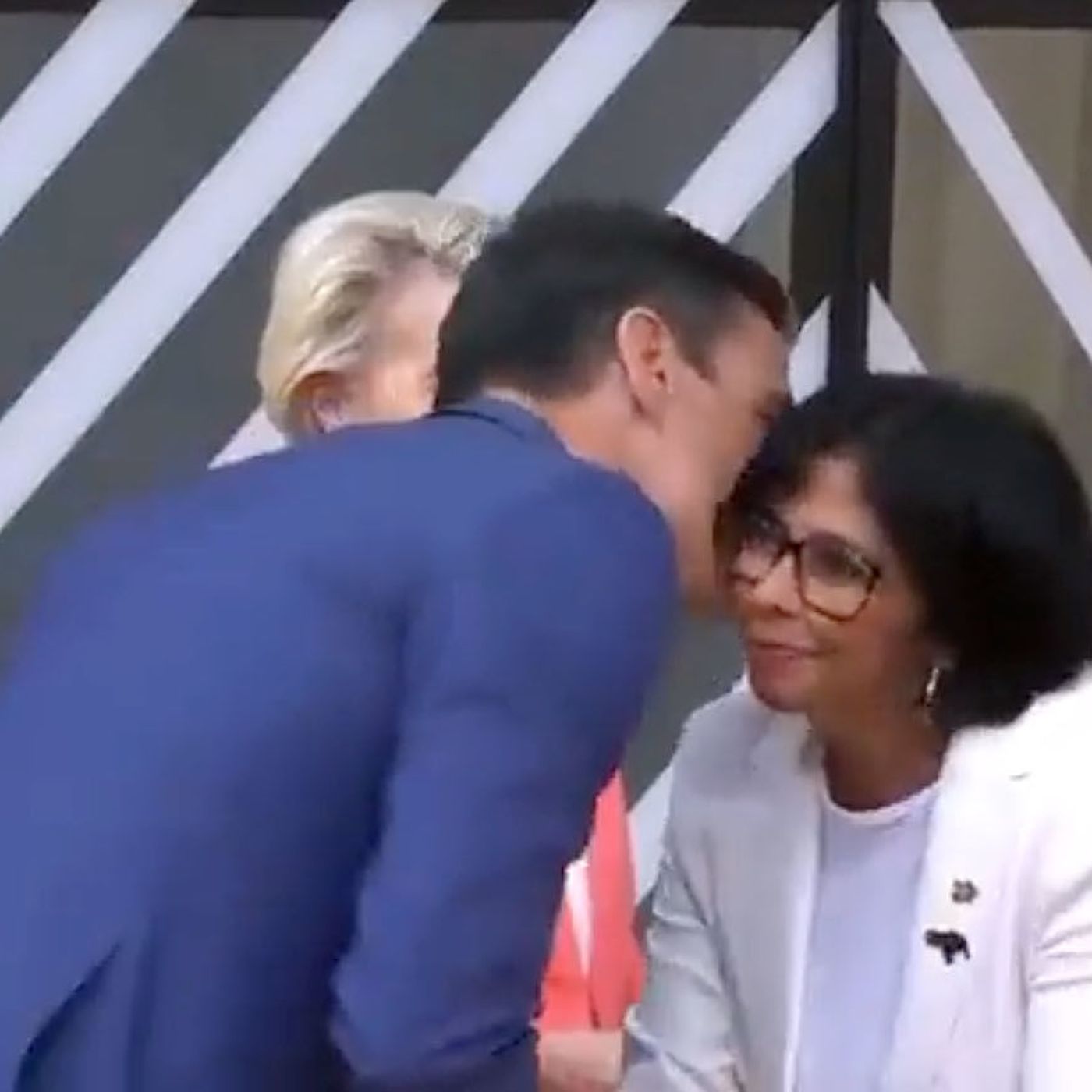 La República de los Tonnntos: La "mentira clamorosa" de Sánchez sobre las sanciones a Delcy Rodríguez