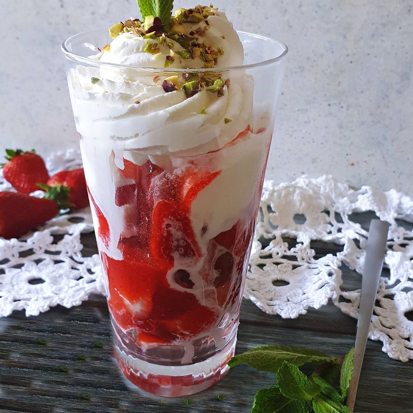 Fragole Melba con panna e granella: dessert facile e veloce episode artwork
