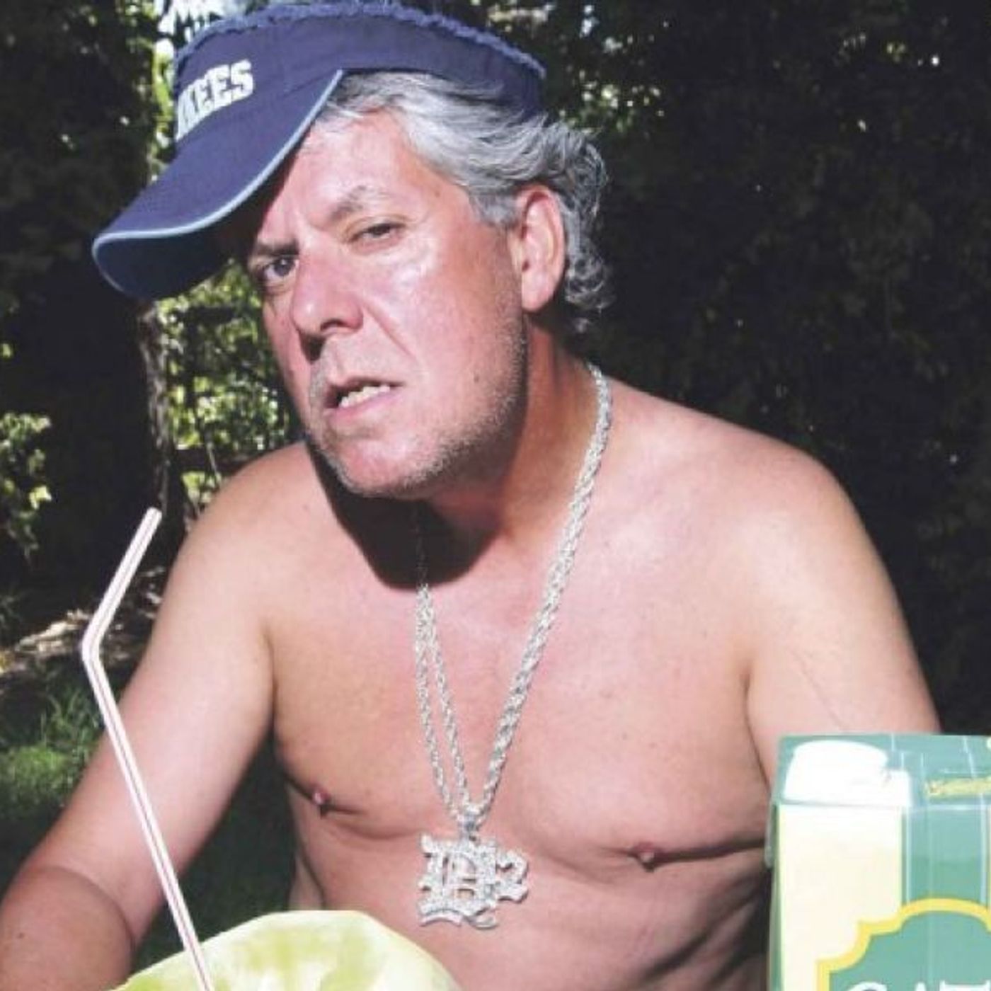 Por las noches pillo por el día la alita