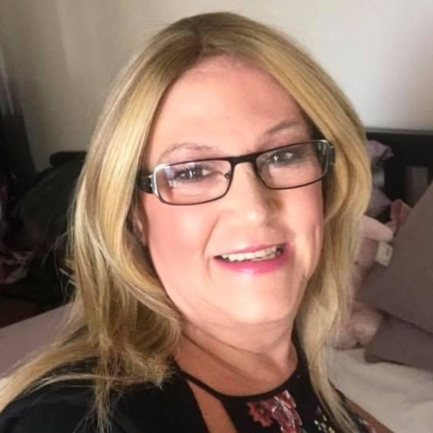Vibrant Powerful Moms with Debbie Pokornik - Helping Everyday Women Create Extraordinary Lives!: Living a Vibrant & Powerful Life as a Trans thumbnail