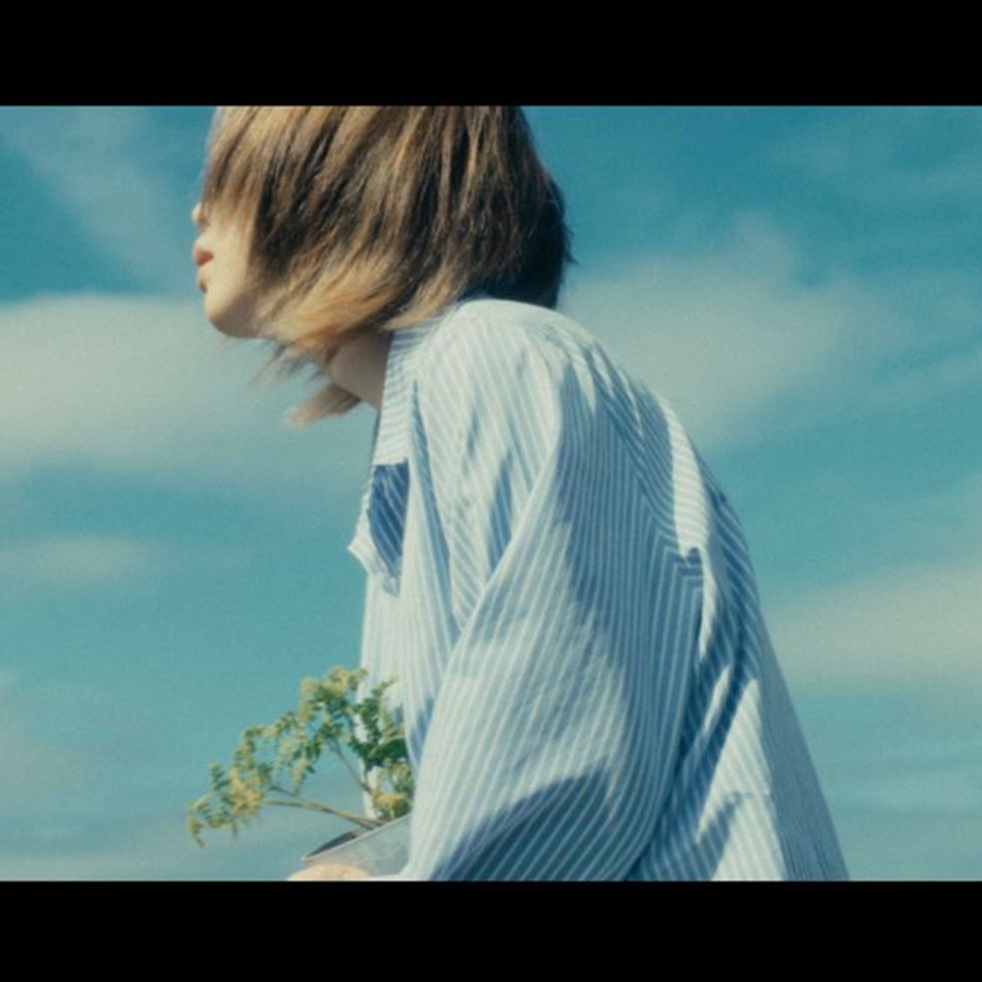 Aki、最新曲「恋に恋して」本人プロデュースによるMV公開　春から夏へと移ろう一瞬の季節感を表現 episode artwork