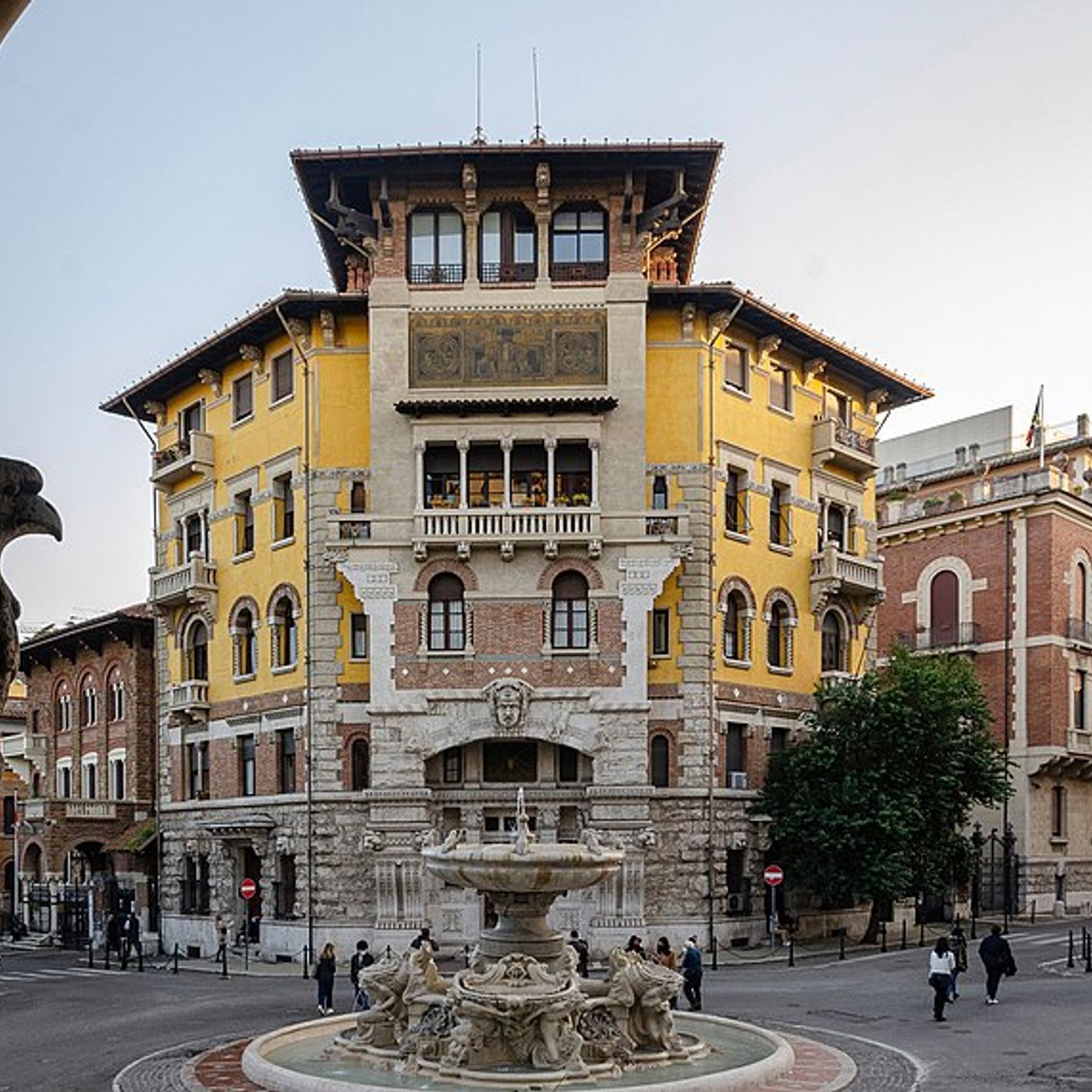 A Roma il  palazzo con un ragno sul portone ecco il significato episode artwork