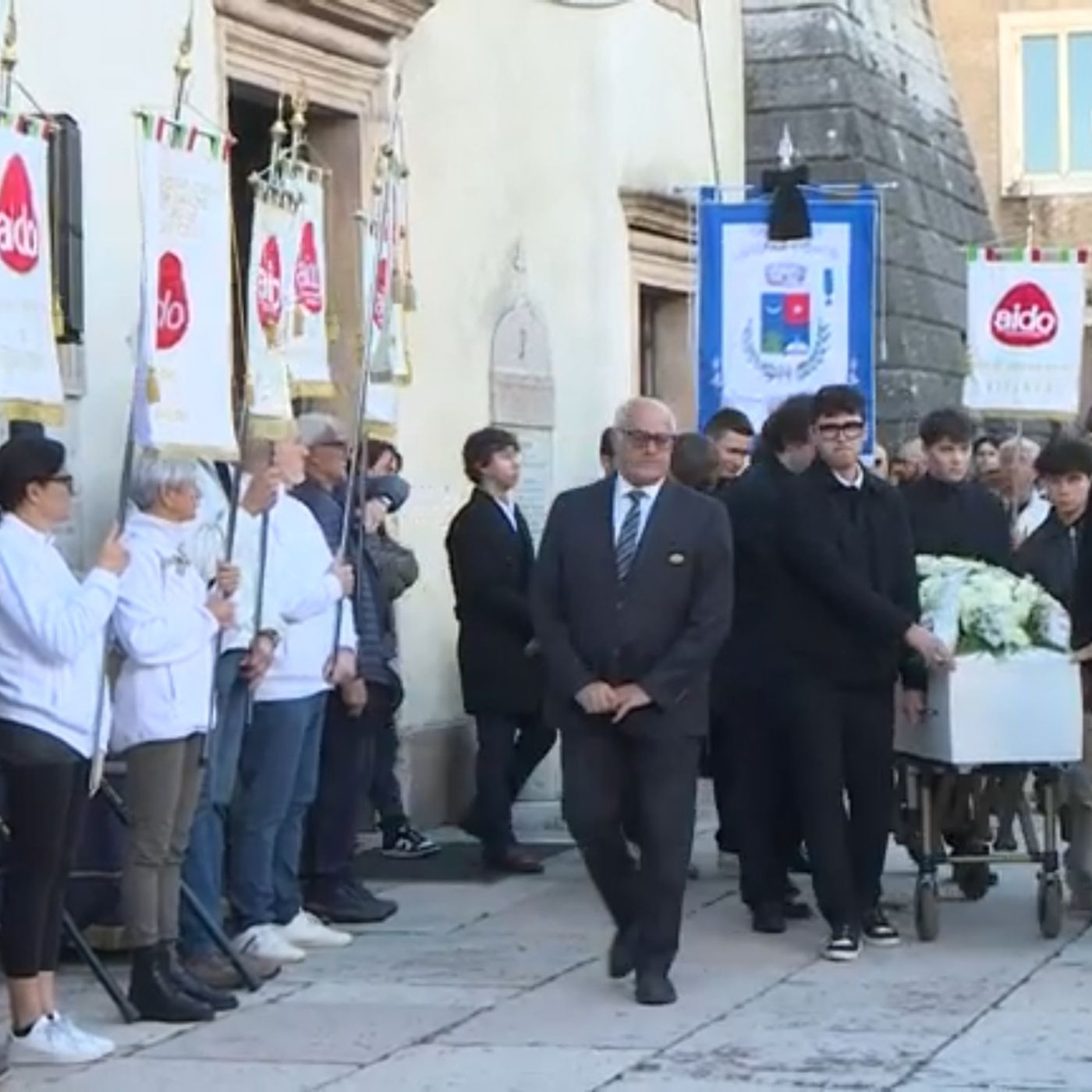 Folla per l’addio a Pietro e Nicola: rose e bare bianche per i giovani morti nello schianto Folla per l’addio a Pietro e Nicola: rose e bare bianche per i giovani morti nello schianto