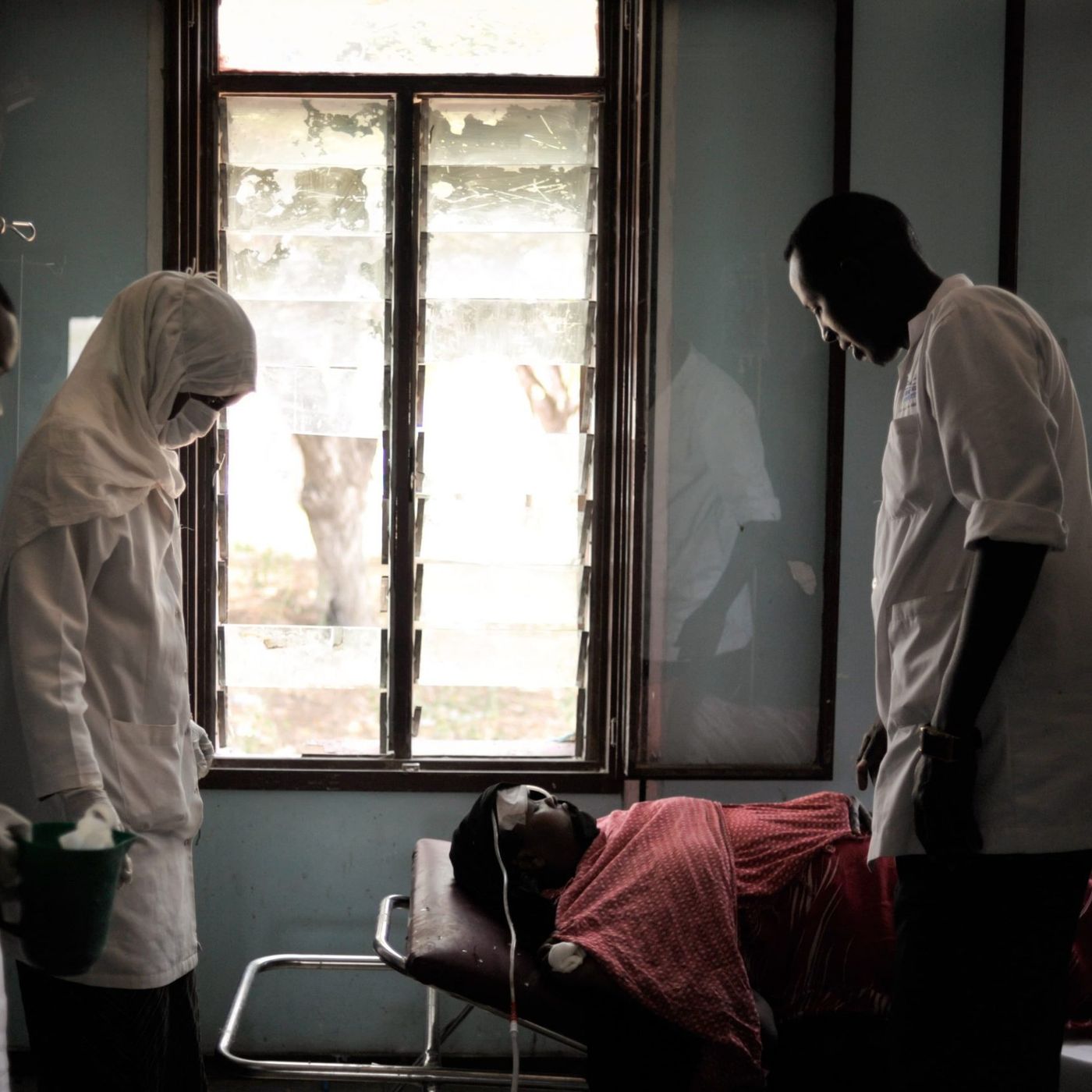 Le Dr Moussa Konaté, neurologue, explique la maladie de l'homme raide episode artwork