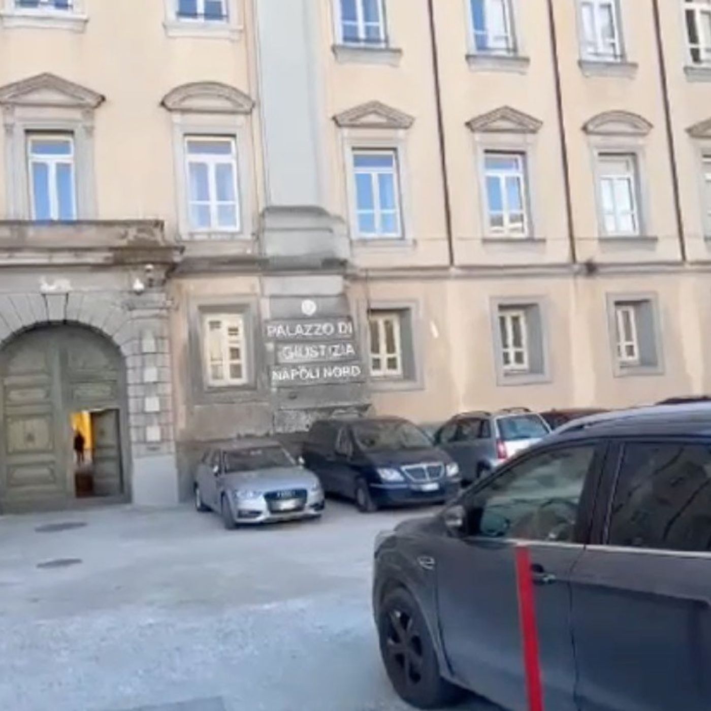 Truffa delle auto rubate a Napoli: quattro arresti, tre sono poliziotti episode artwork