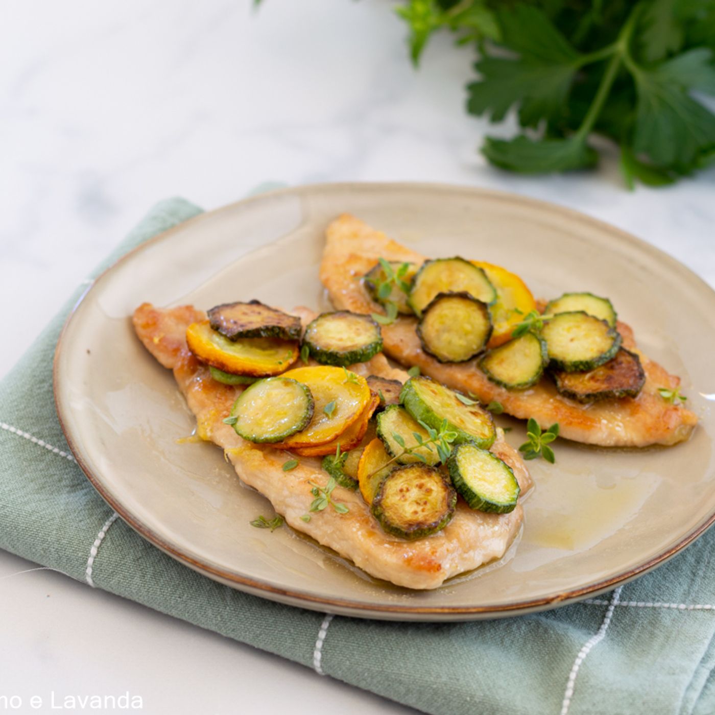 Scaloppine di pollo alle zucchine in friggitrice ad aria: morbide, leggere e pronte in 25 minuti episode artwork