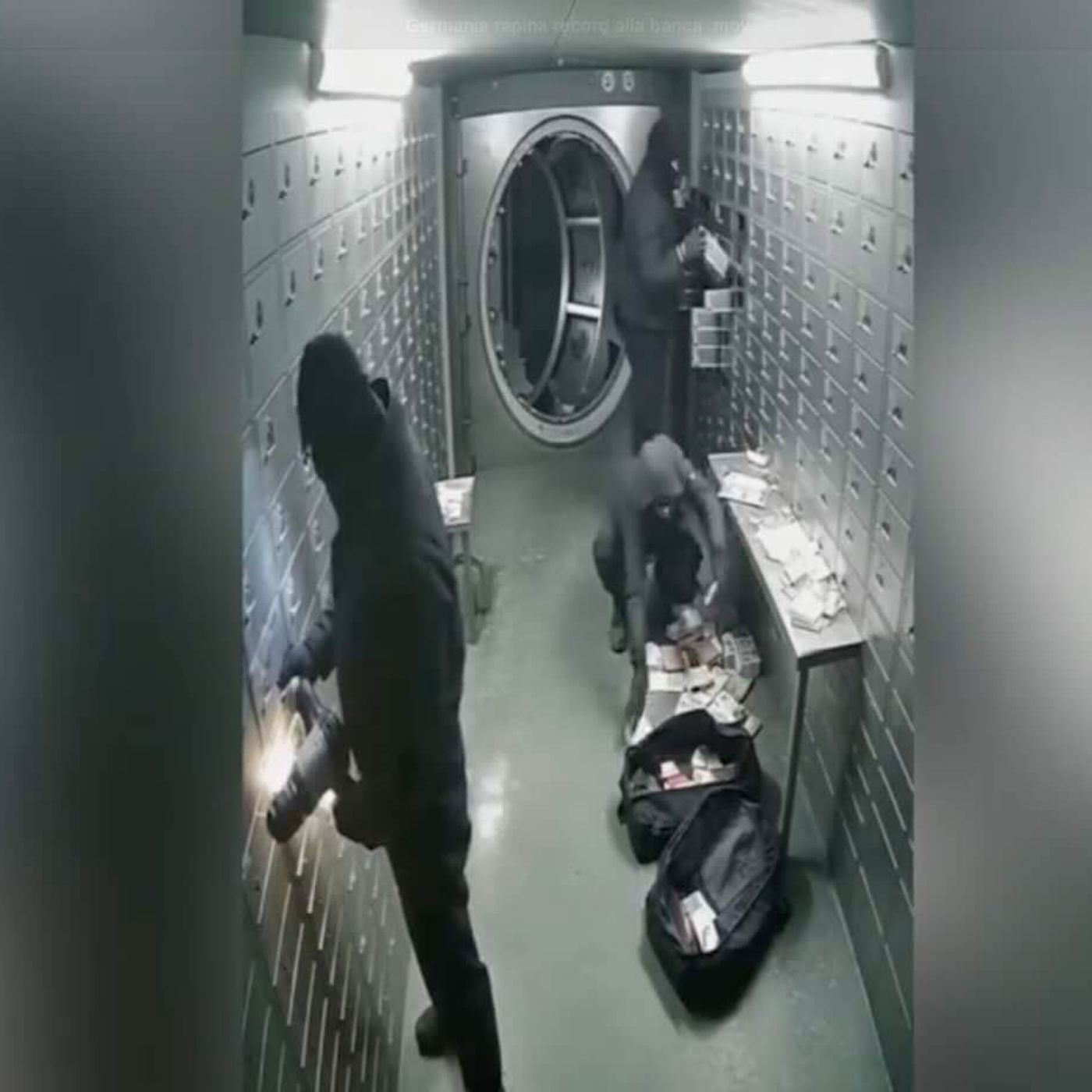 La sfida dei tunnel: se il colpo da 90 milioni in Germania umilia i «dilettanti del buco del Vomero» episode artwork