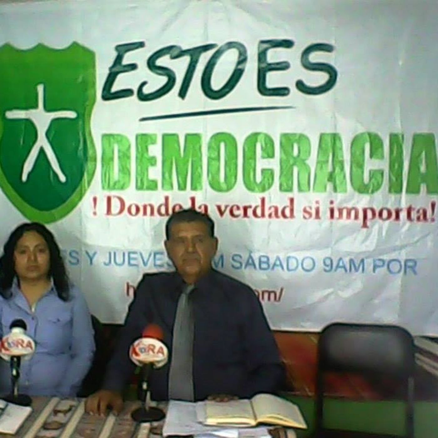 El show de Esto es Democracia cover art