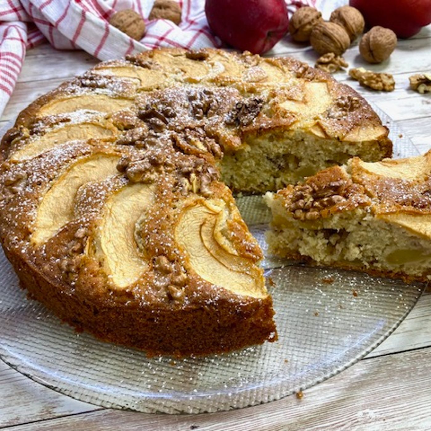 Torta Soffice di Mele e Noci: Ricetta Facile per un Dolce Gustoso e Profumato episode artwork