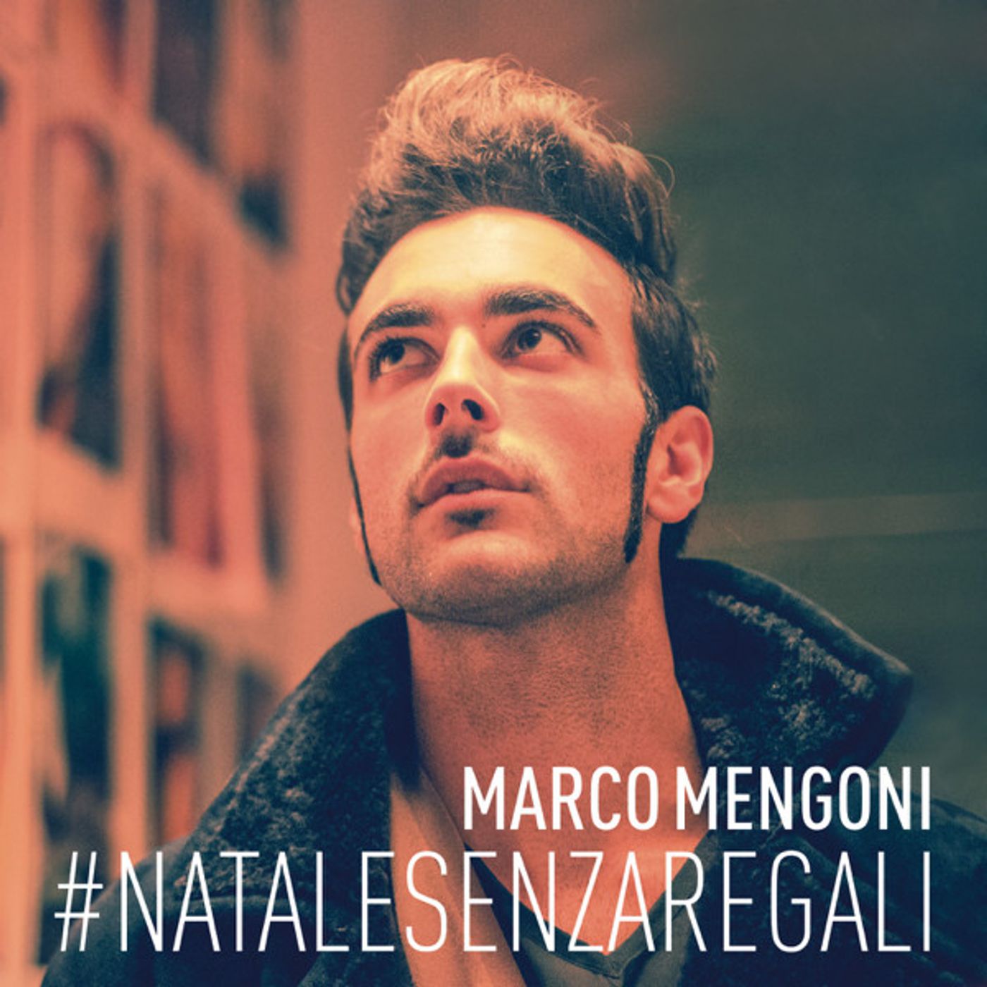 Marco Mengoni in "Natale senza regali" del 2013 racconta il periodo delle feste, vissuto con tristezza per la mancanza di una storia d'amore