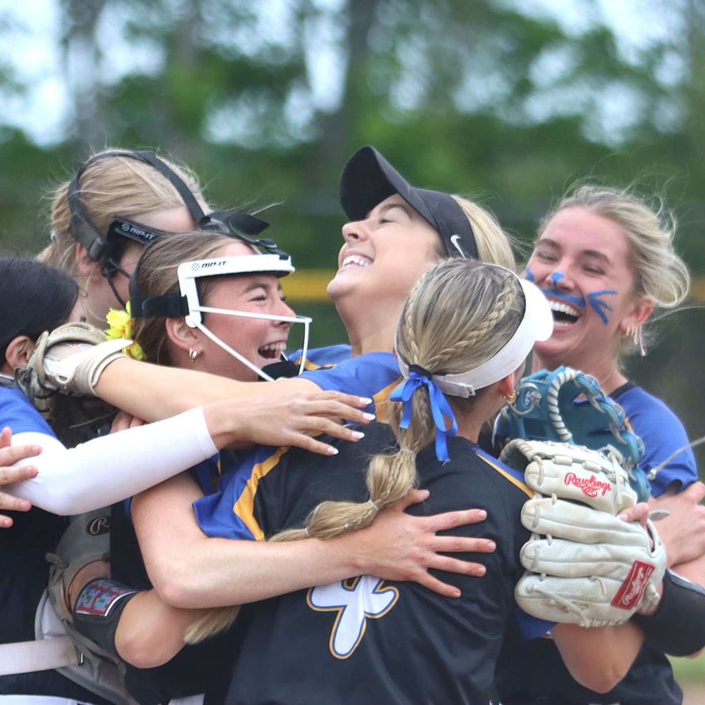Aurora Central Catholic rallies to upset Marengo for 1st regional title since 2019 episode artwork