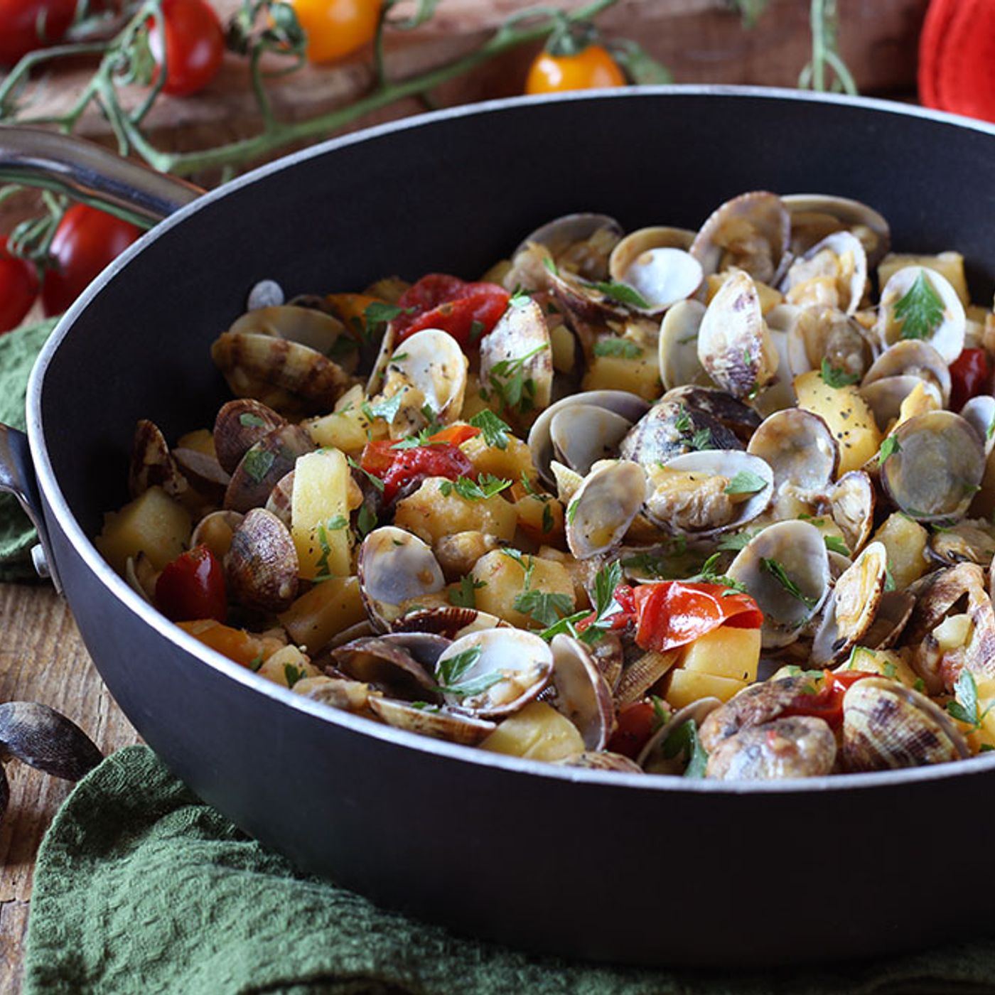Vongole in guazzetto con patate e pomodorini