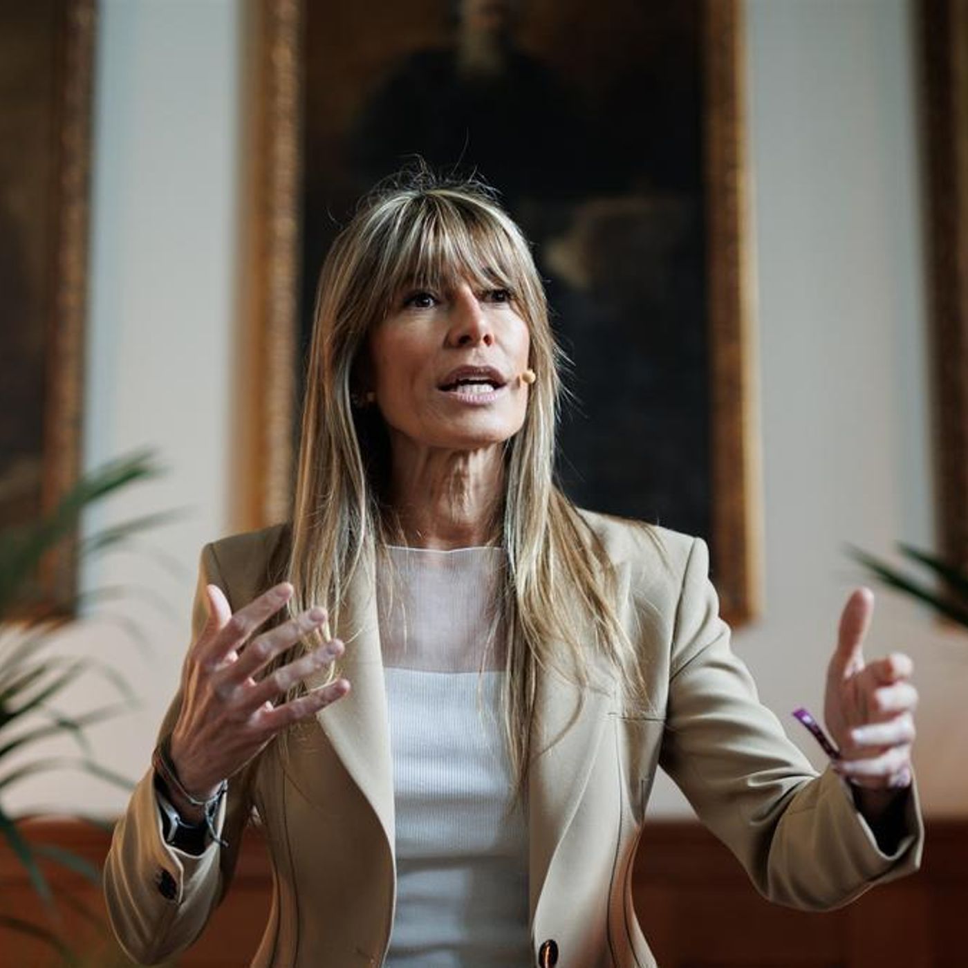 El editorial de Carlos Cuesta: Ante su implicación en tantas tramas, ¿por qué no se investiga de verdad a Begoña Gómez?