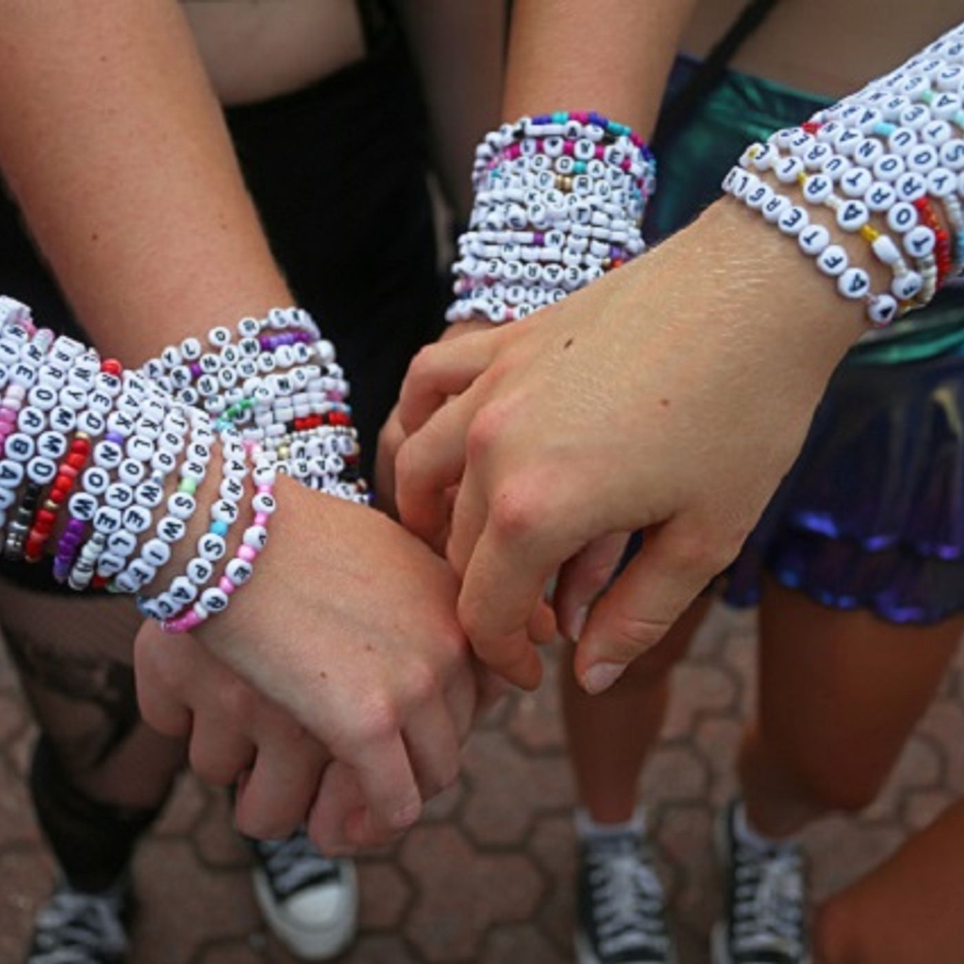 Woman takes cue from "Swifties".  Spreads joy to strangers. (Smile File) episode artwork