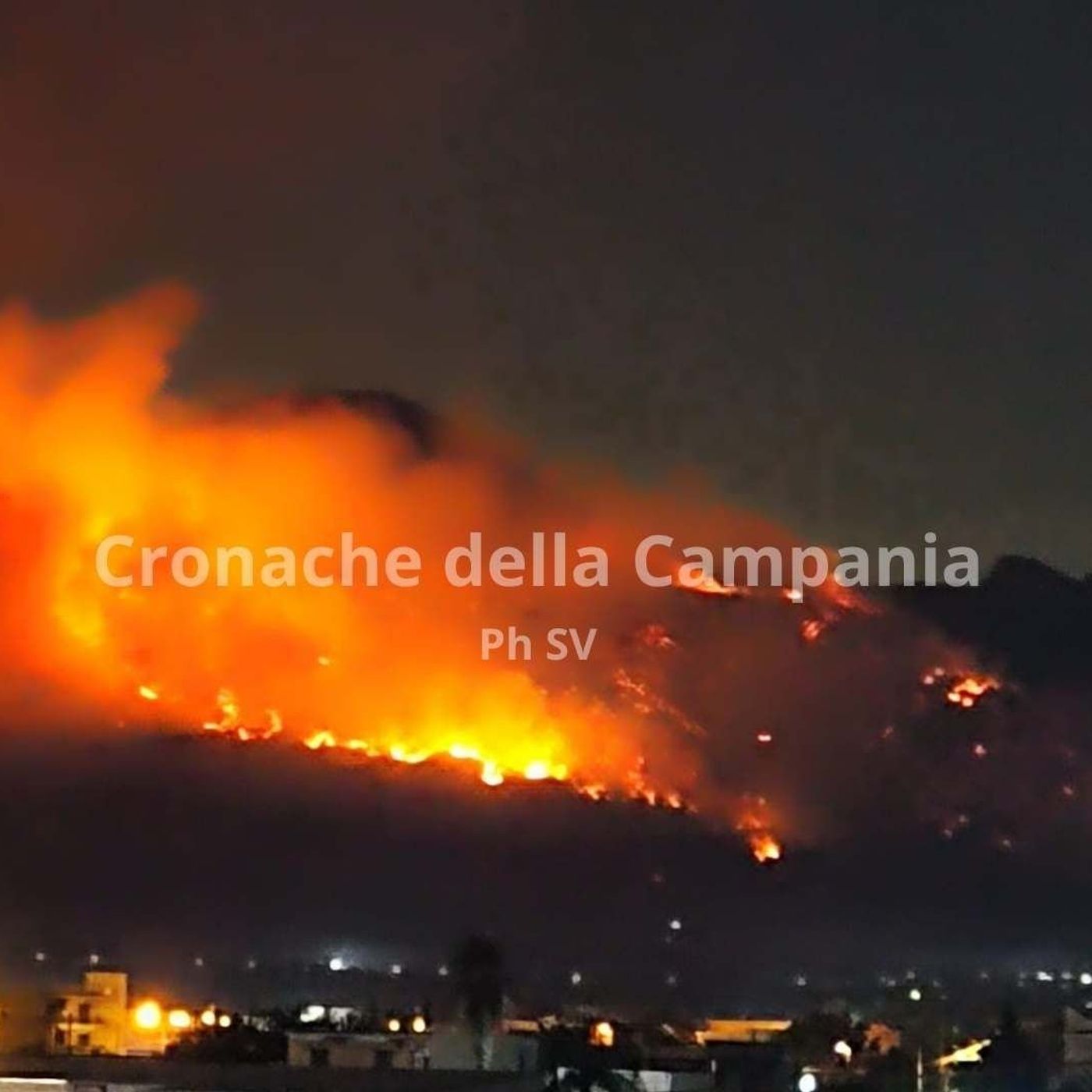 Vesuvio, l’odio corre sui social: “Perchè non e' lava”. Ma certe frasi bruciano più del fuoco episode artwork