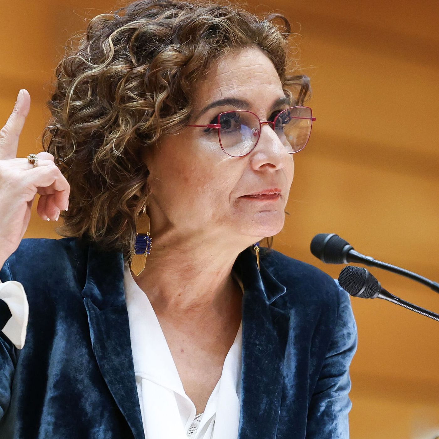 Firma Carlos Cuesta. El Gobierno abandona la inversión pública para pagar el sillón de Sánchez