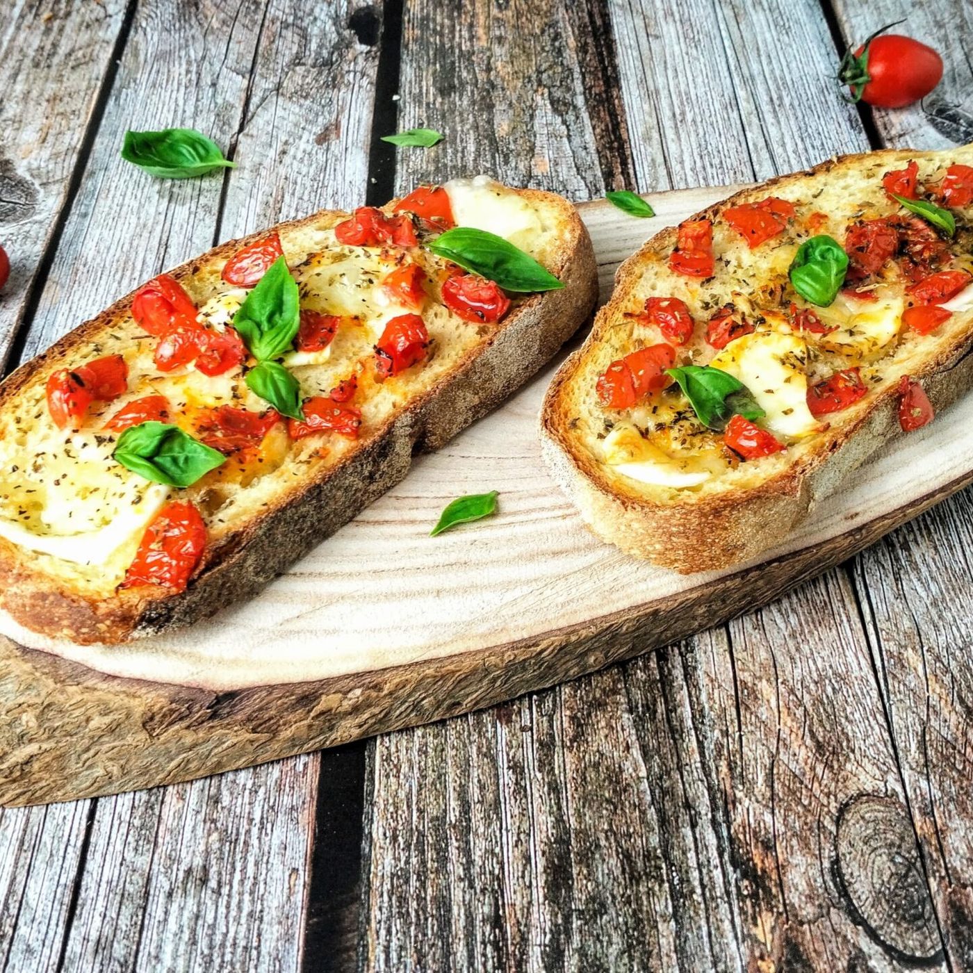 Crostini con pomodorini e mozzarella al forno: stuzzicante finger food da preparare al volo. episode artwork