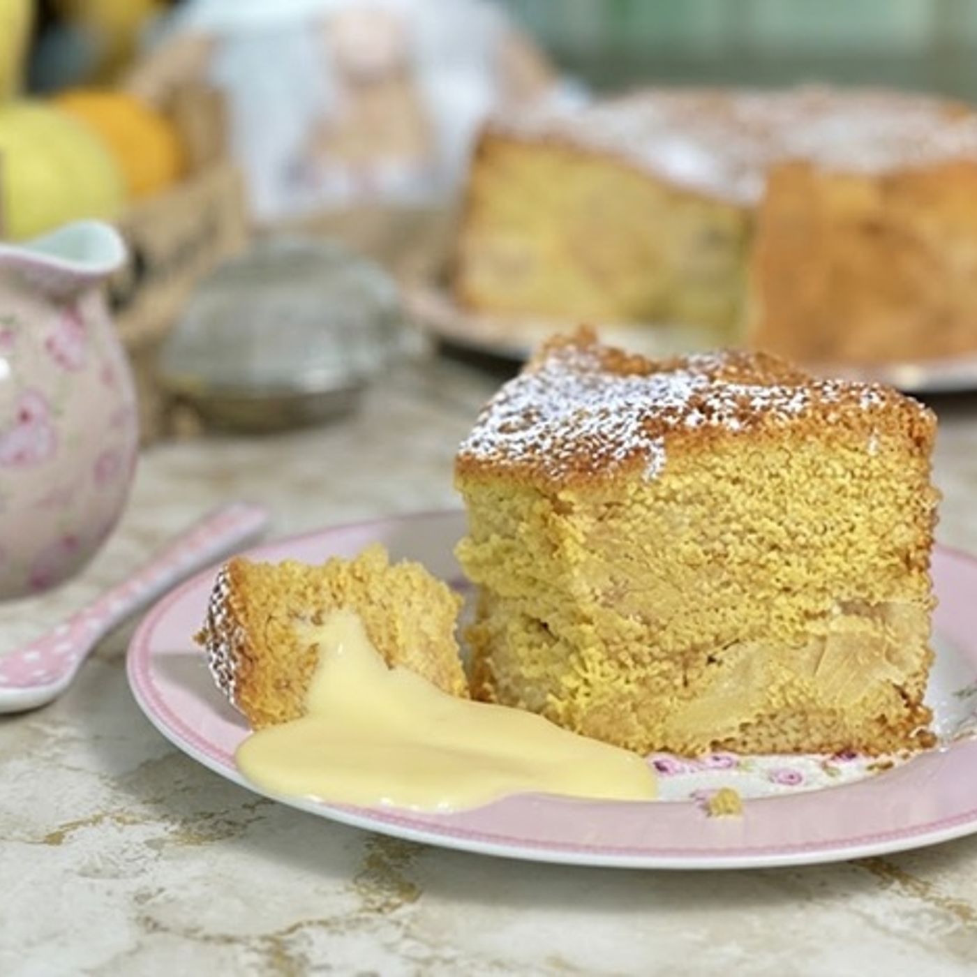 Torta di mele con farina di mais e crema inglese: rustica, soffice e profumata