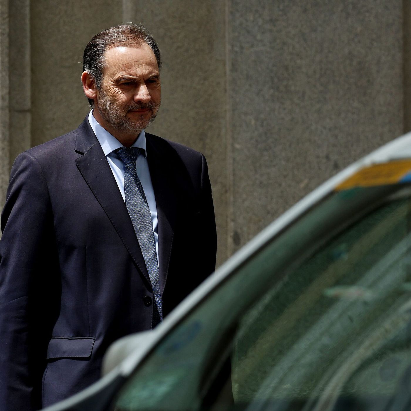 Firma Carlos Cuesta. Defender lo indefendible por José Luis Ábalos