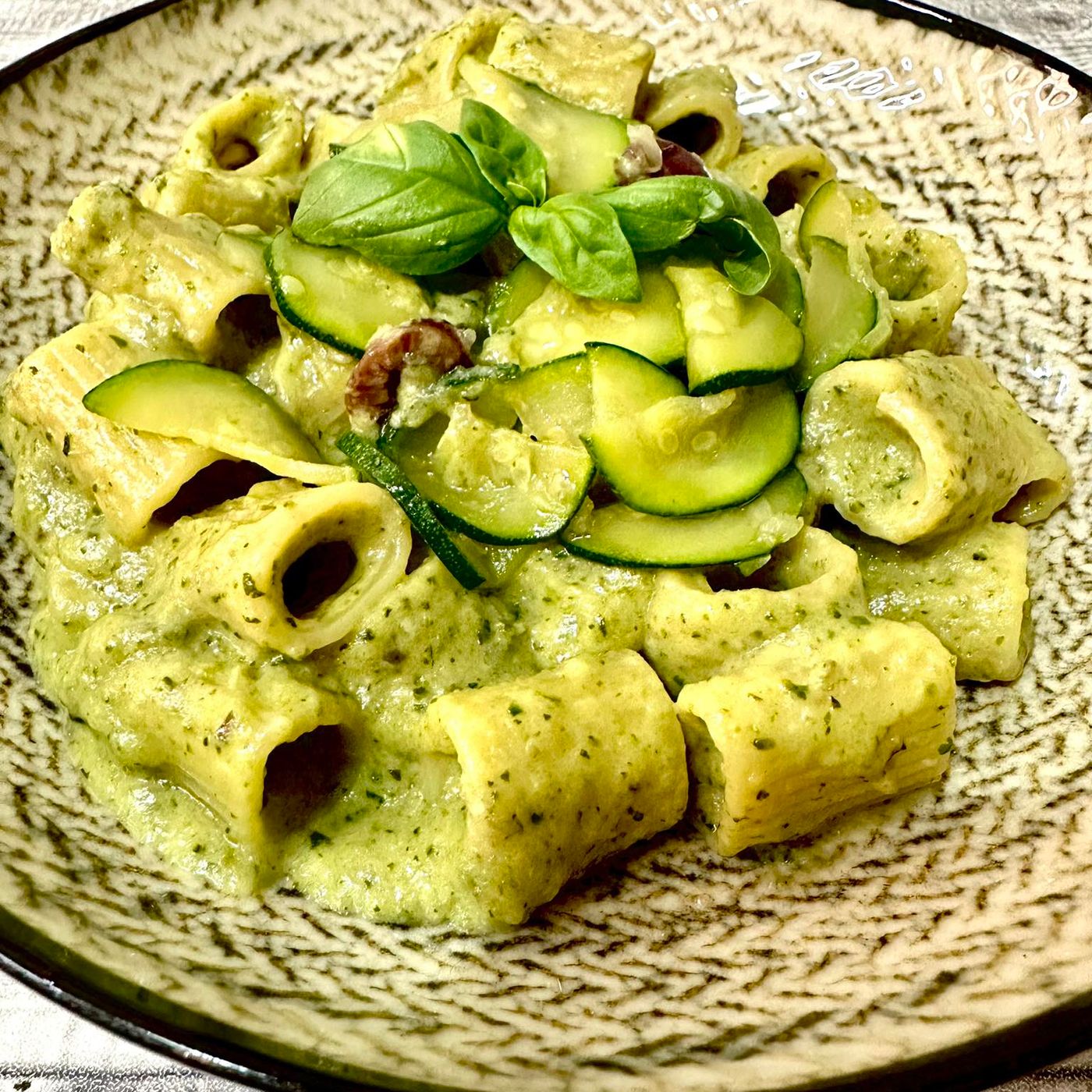 Mezze maniche con crema di zucchine e pecorino: ricetta cremosa e veloce episode artwork