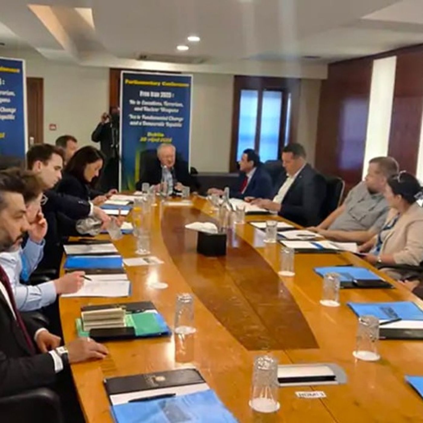 اجلاس پارلمانی ایرلند: نه شاه نه شیخ، حمایت از مقاومت