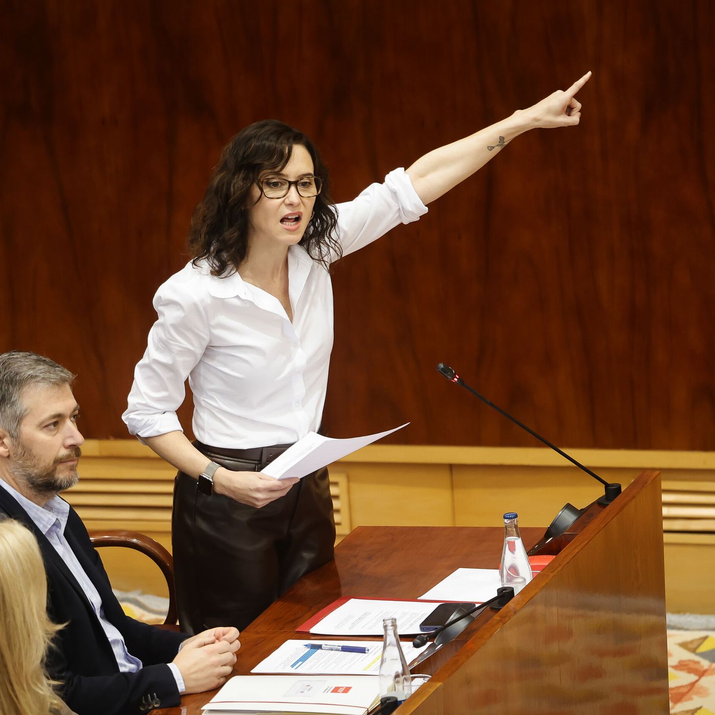 Ayuso arremete contra la izquierda: "Toda la vida presumiendo de pueblo, pero el poder del caviar les ha vencido"