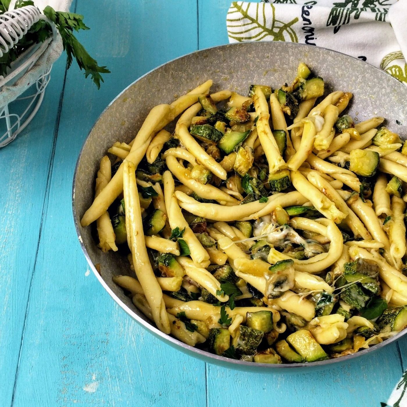 Fusilli filanti con zucchine e provola: idea veloce per un primo avvolgente episode artwork