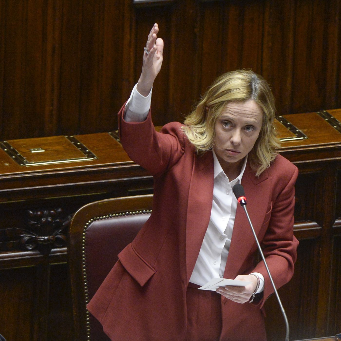 Manovra verso l'approvazione tra record di emendamenti, errori tecnici, scontri nella maggioranza | 20/12/2024 | Il Corsivo episode artwork