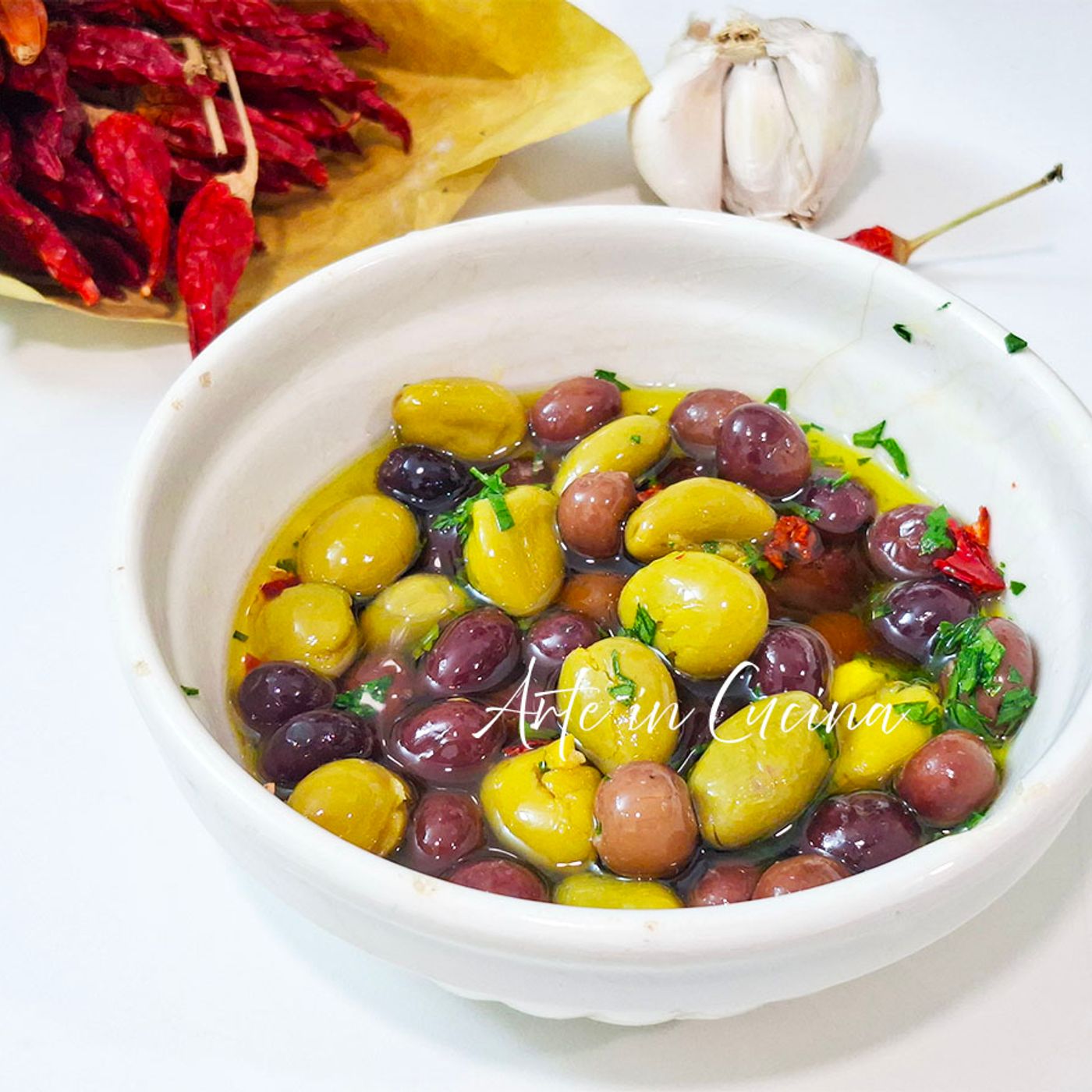 Olive schiacciate e condite alla sarda: ricetta a scabecciu