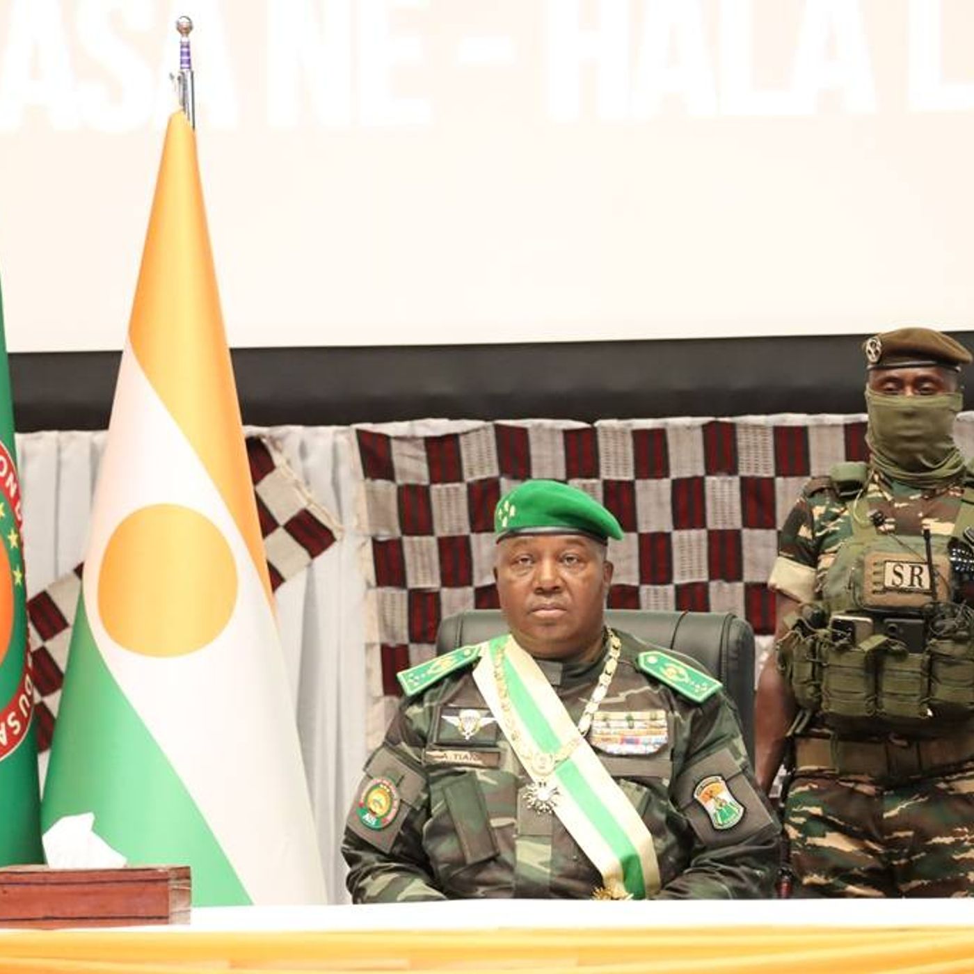 Le général Abdourahamane Tiani promulgue une nouvelle charte et accède à la présidence de la République du Niger pour une durée de cinq ans episode artwork