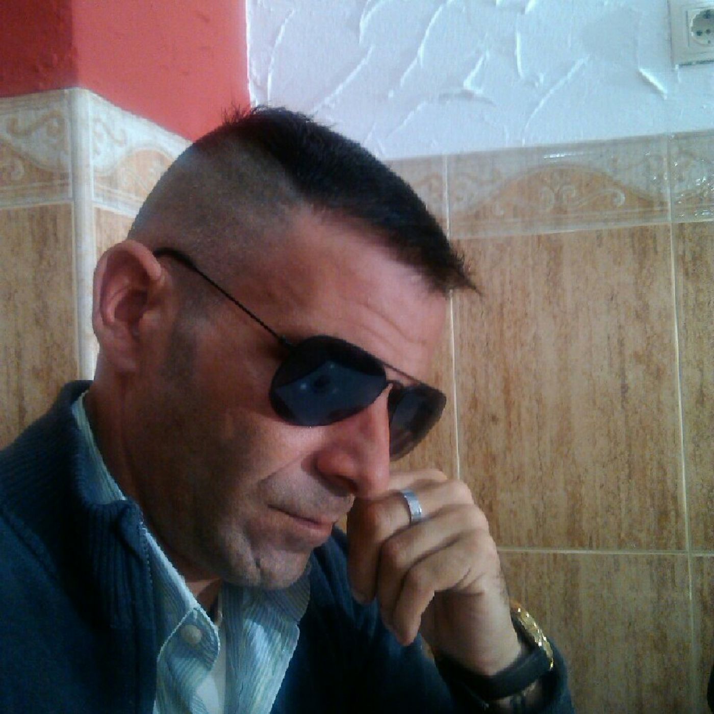 Luna y misterio a pie de calle