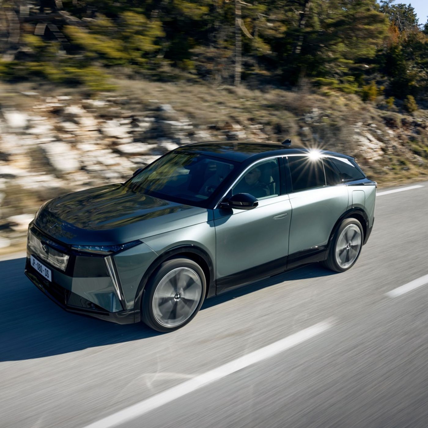 DS N°7, il nuovo SUV premium di DS Automobiles punta su comfort, tecnologia ed elettrico episode artwork