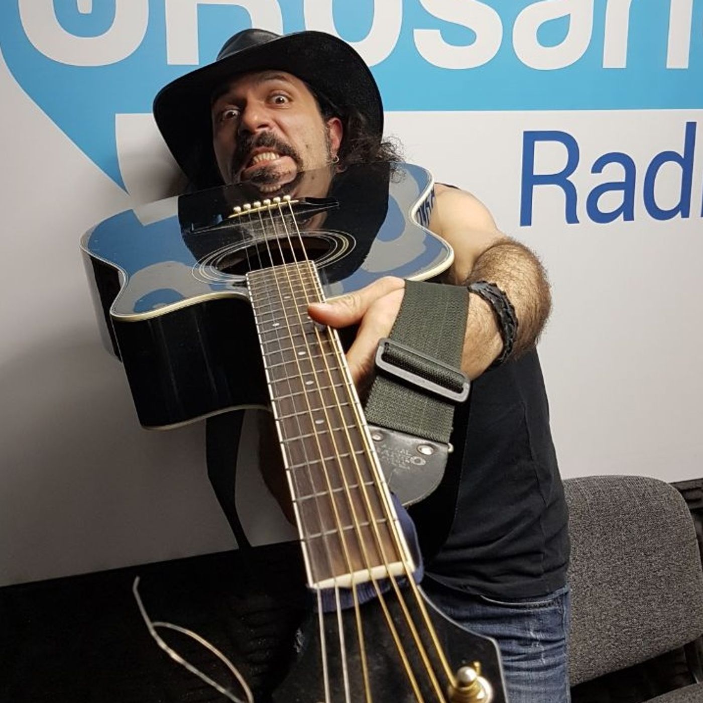 Carlos Reyes presenta 'La Ciudad de los Lobos' episode artwork