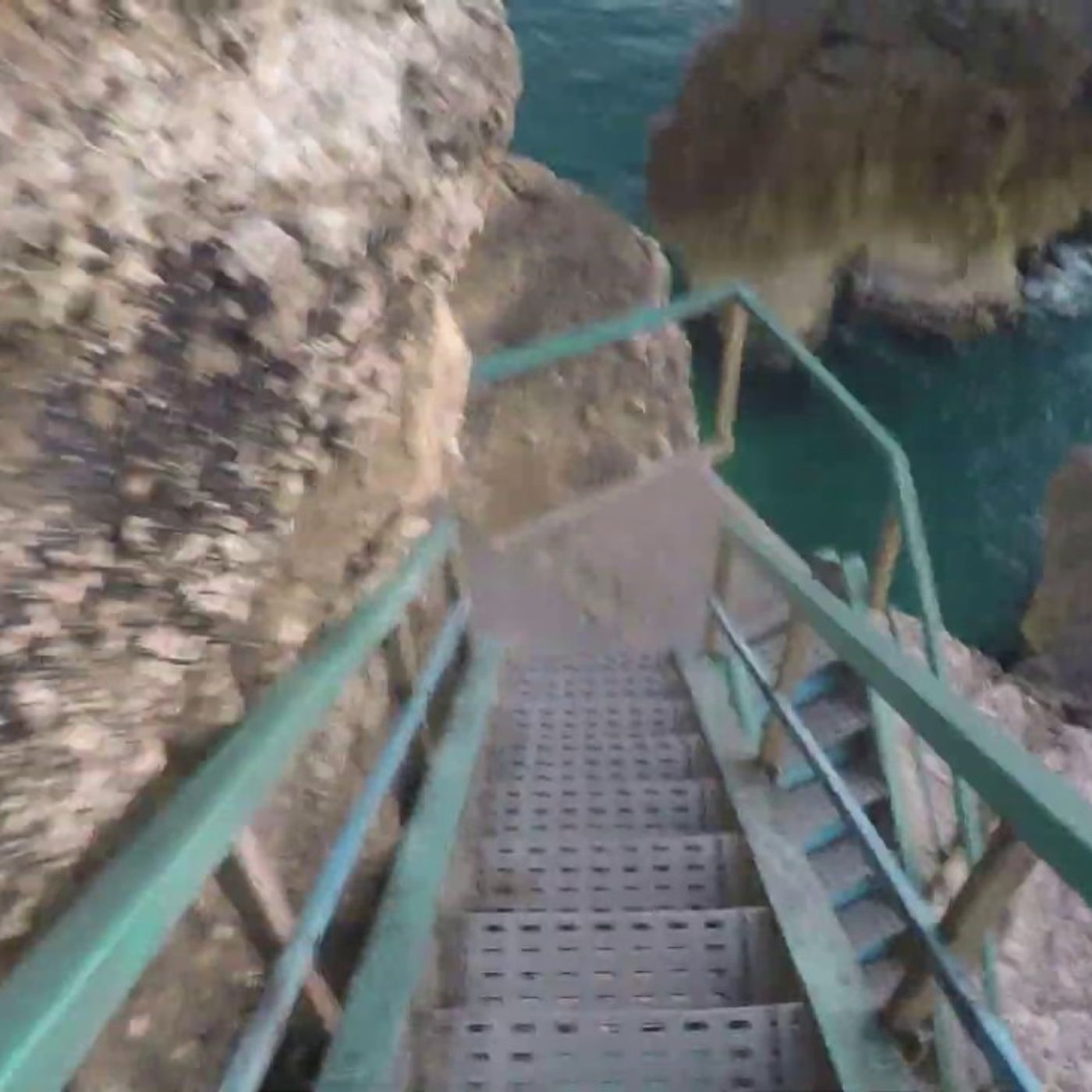 Descendo a encosta do farol de Nazaré em Portugal Descendo a encosta do farol de Nazaré em Portugal