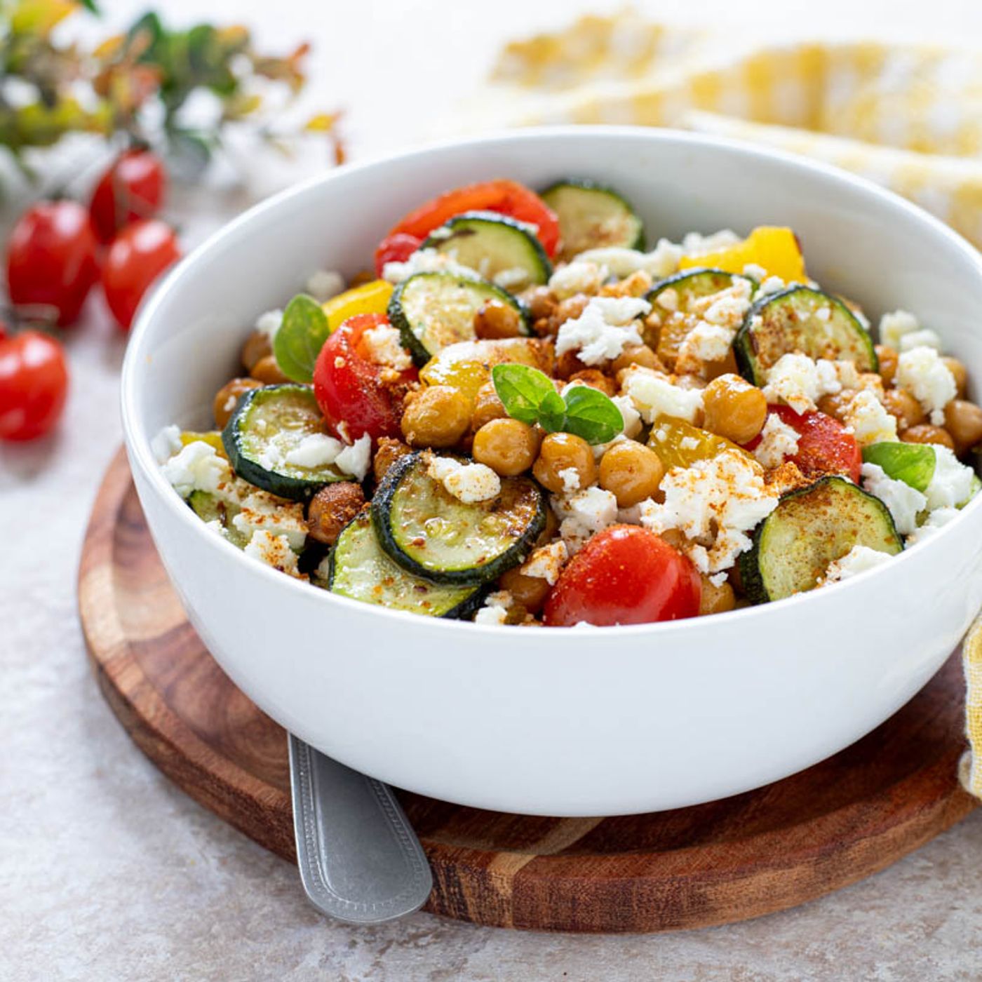 Insalata di ceci e verdure arrosto con feta