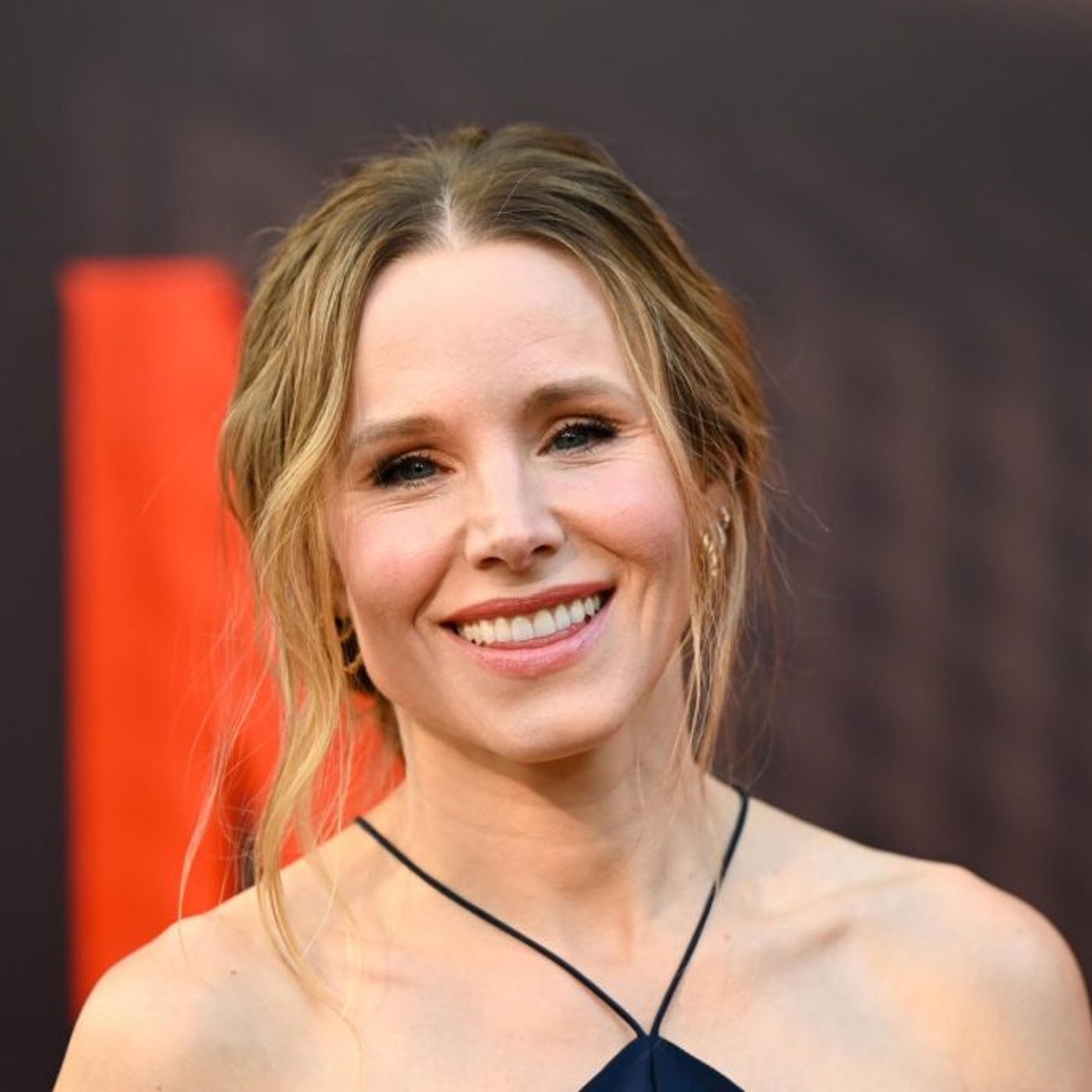 Kristen Bell Goes Out to the Ballpark For Surprise Broadway Set During Savannah Bananas Game: Watch episode artwork