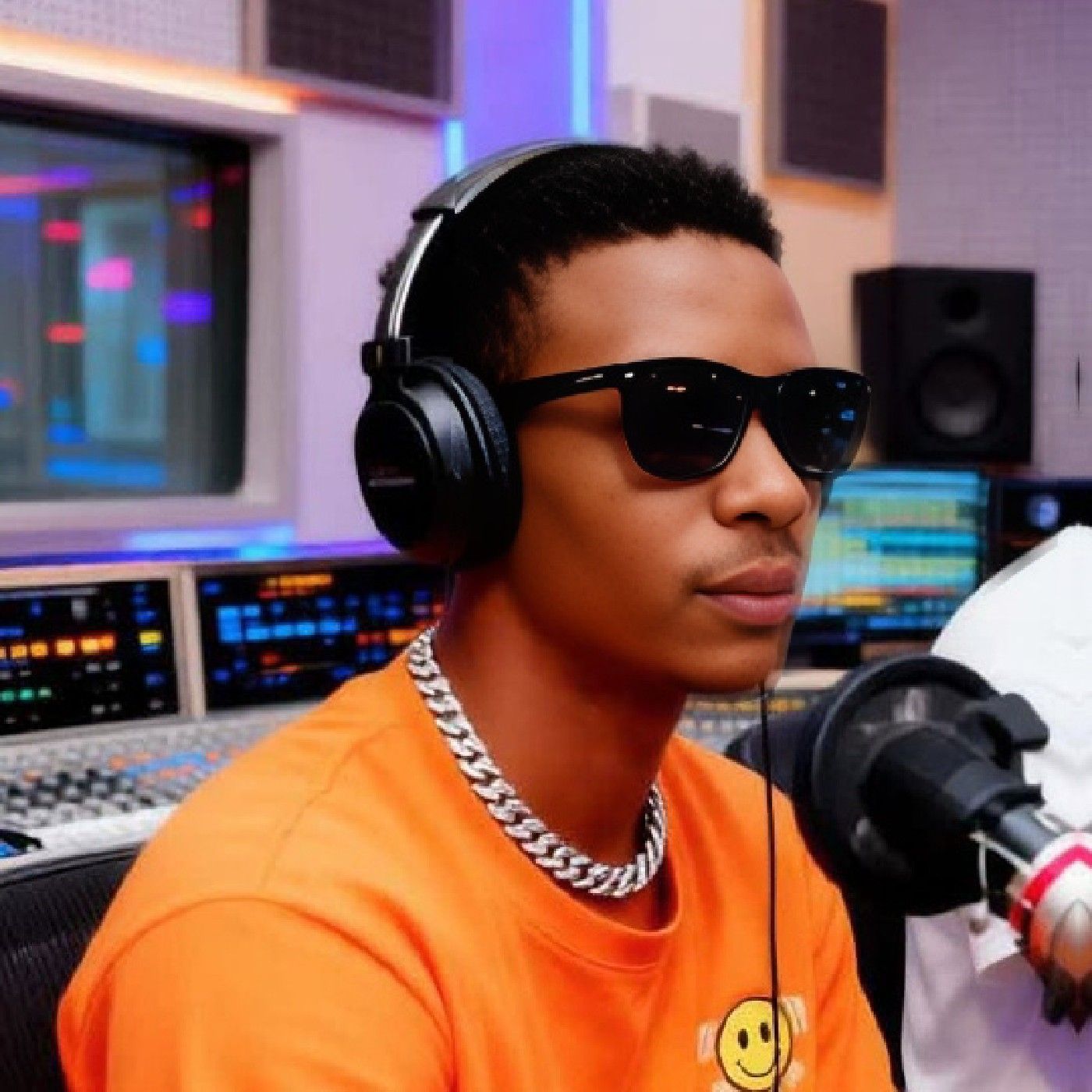 Vibe and introduction to KRUISE FM