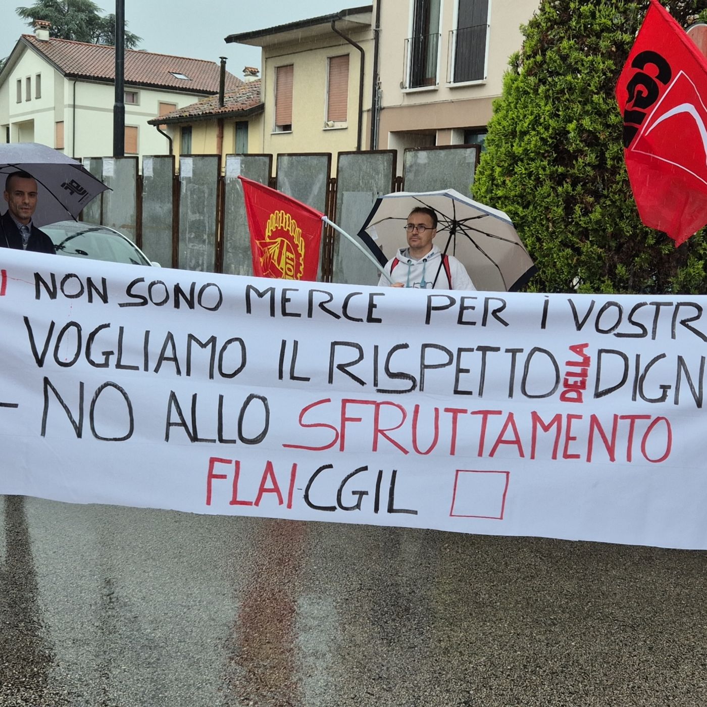 Operaio senza contratto ferito e abbandonato in strada: in 200 al flash mob episode artwork